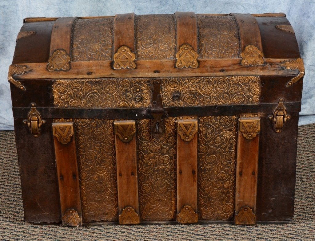 Small Humpback Trunk w/Interior Tray (1 of 4)