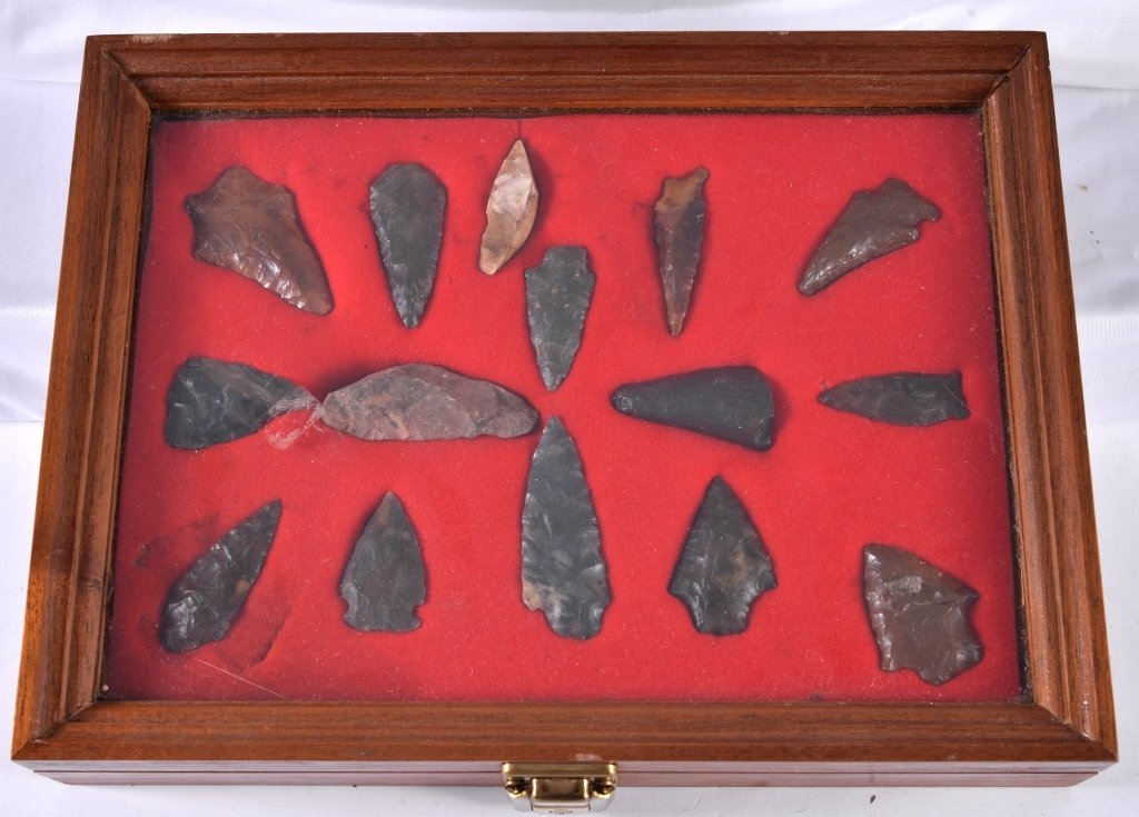 12 Arrowheads in Wooden Display Box (1 of 2)