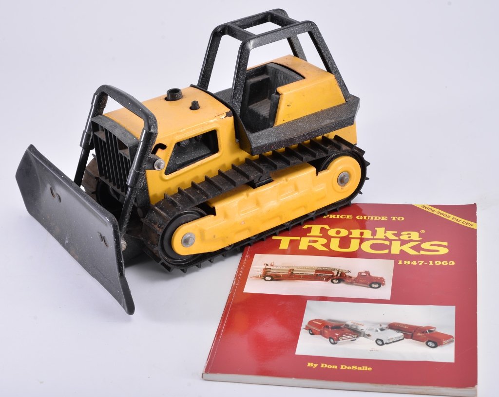 Vintage Tonka Bulldozer w/Tonka Trucks 1947-63 (1 of 3)