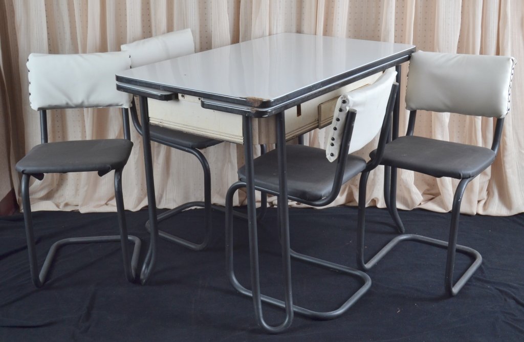 Vintage Black & White Enamel Table and 4 chairs (1 of 3)
