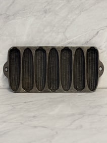 Cast Iron Pan Featuring 7 Corn Cob Molds