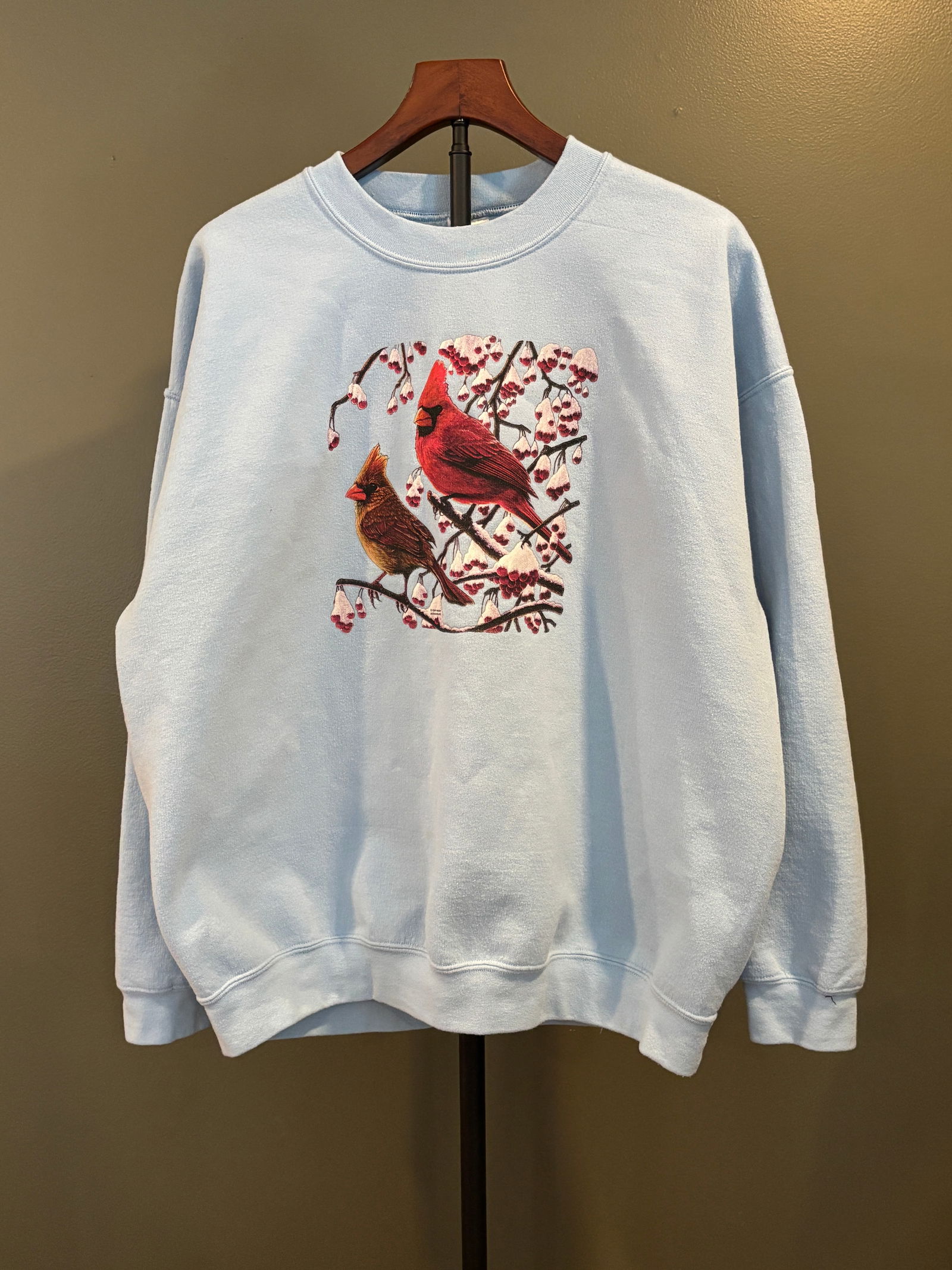 Vintage Gildan Heavy Blend Cardinal Print Sweatshirt, Size XL: Soft vintage fleece sweatshirt featuring a winter cardinal pair perched among snow-covered branches. Printed on a light blue Gildan Heavy Blend cotton-poly blank, size XL. Classic late-20th-century wi