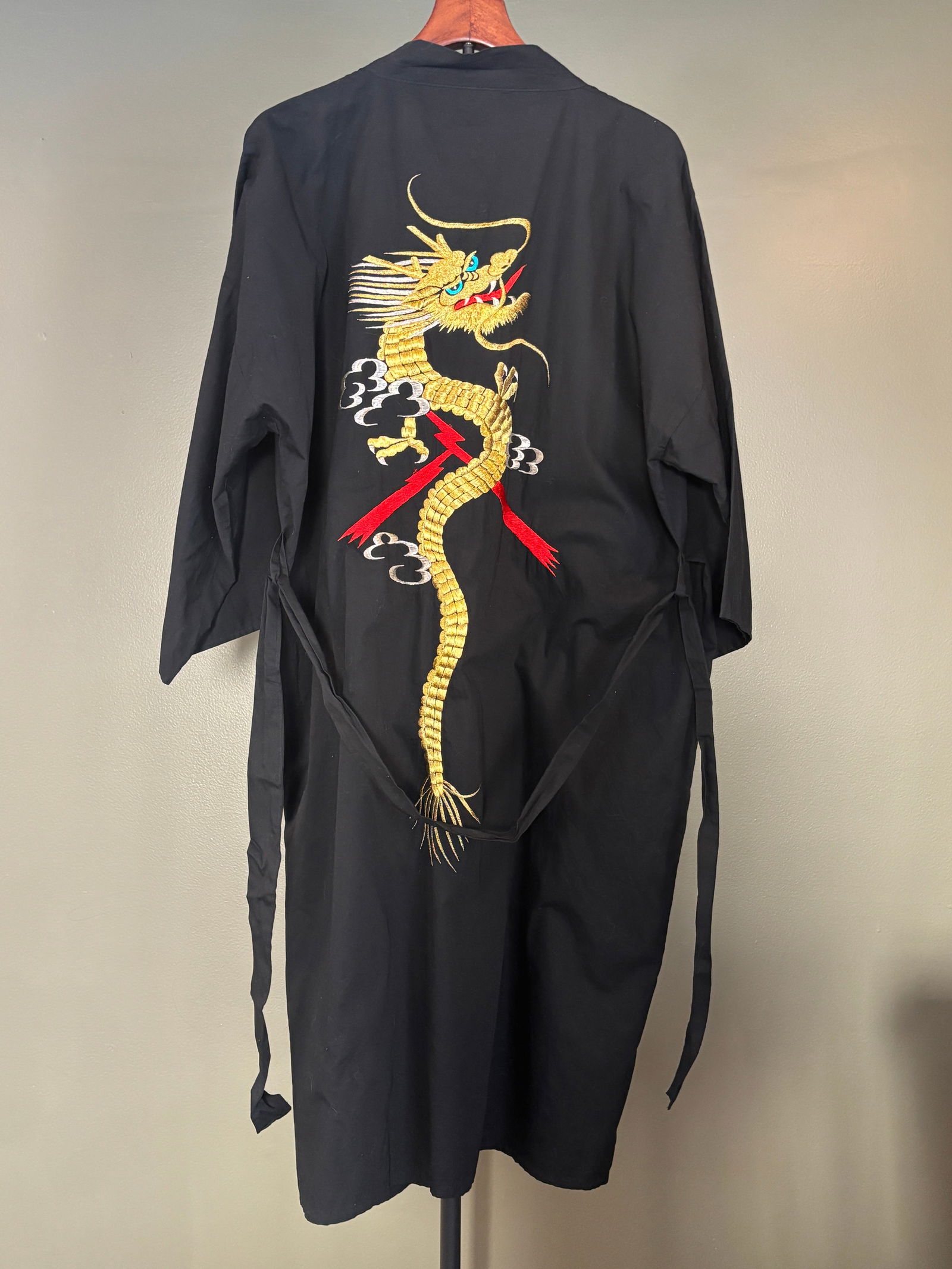 Vintage Ichiban Excellent Quality Embroidered Dragon Robe, Made in Japan (1 of 3)