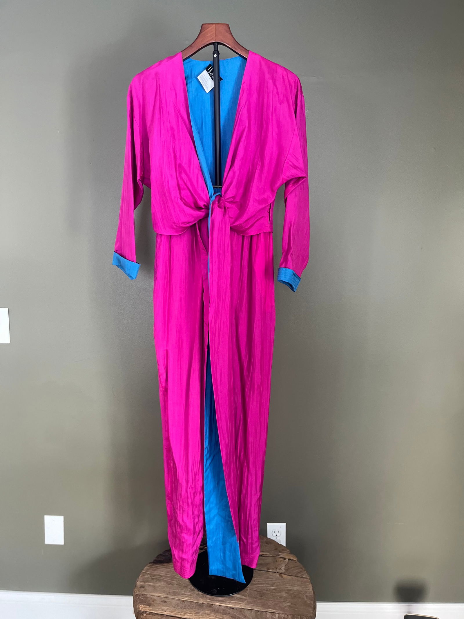 Joan & David Reversible Silk Ensemble with Tie-Front Jacket and Elastic-Waist Pants, Size 4: Striking two-piece reversible ensemble by Joan & David, crafted in 100% silk. The set includes a dramatic tie-front jacket with long sash detail and matching elastic-waist pants. Designed to be worn e