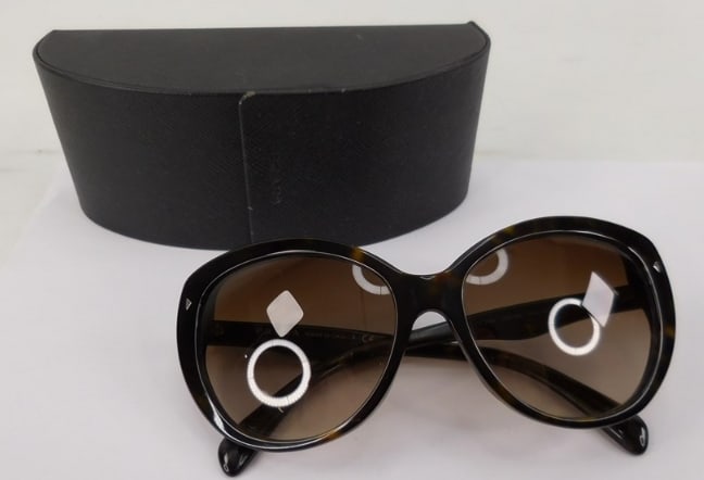 Prada Tortoiseshell Oversized Sunglasses - Made in Italy: These authentic Prada sunglasses feature a classic, high-gloss tortoiseshell frame with a sophisticated oversized, rounded silhouette. The lenses are a soft brown gradient, designed to provide a styli