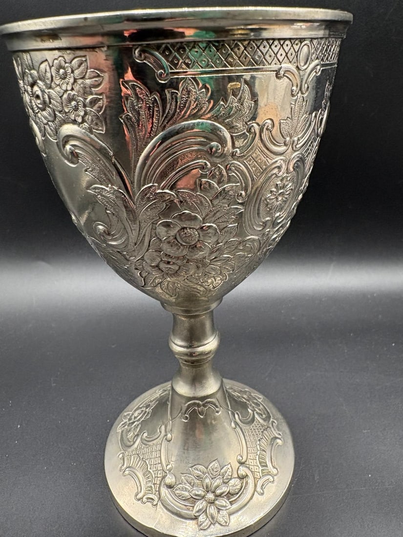 Cálice Metálico Decorativo com Relevos Florais – Origem Indeterminada (1 of 5)