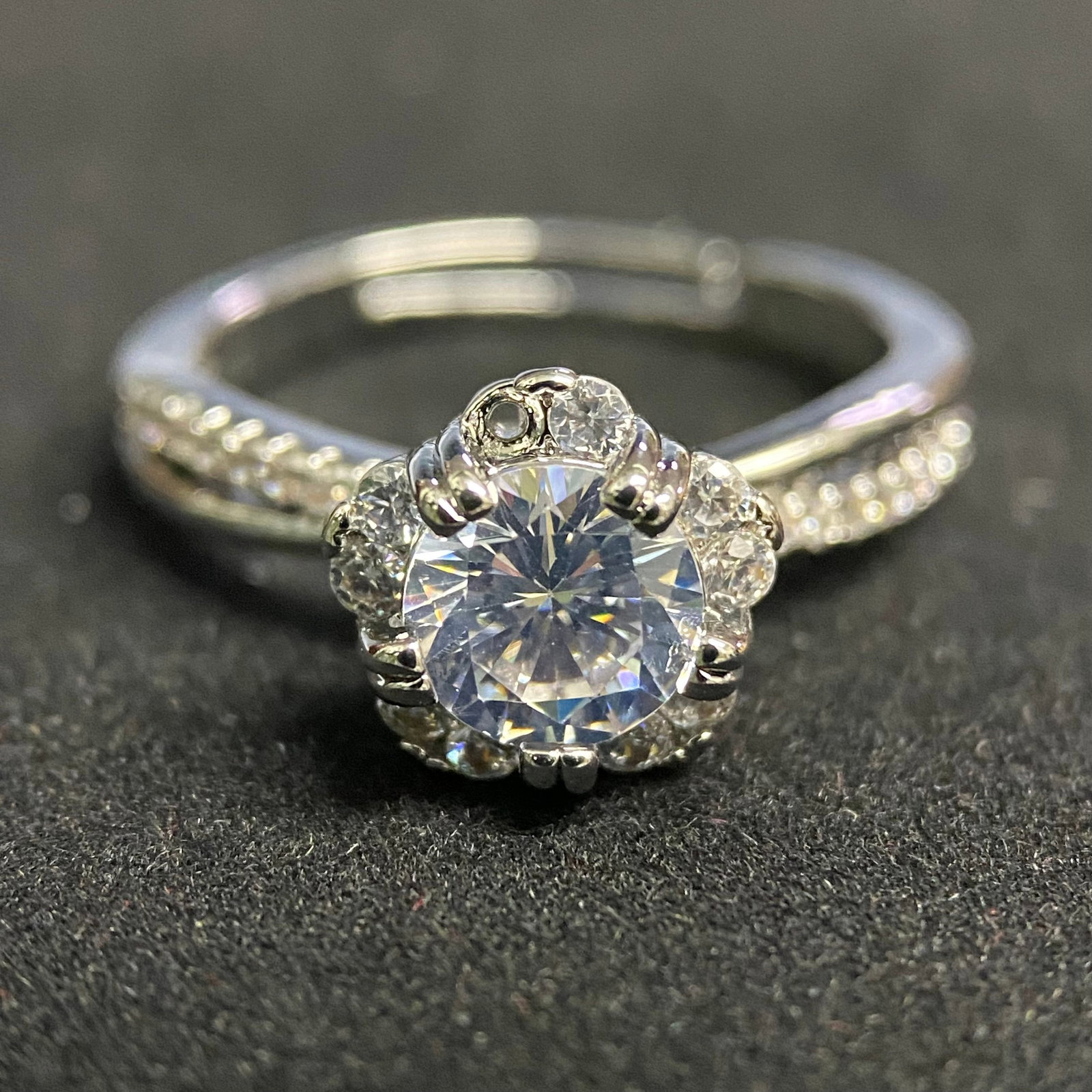 Moissanite Ring 1.0 ct, Color D, Round Brilliant (RS 6.5mm): A ring set with a moissanite stone equivalent to 1.0 carat, color grade D (colorless), round brilliant cut measuring 6.5 mm. Identification code GRA 82471377. Marked as "committed" and appears to be c