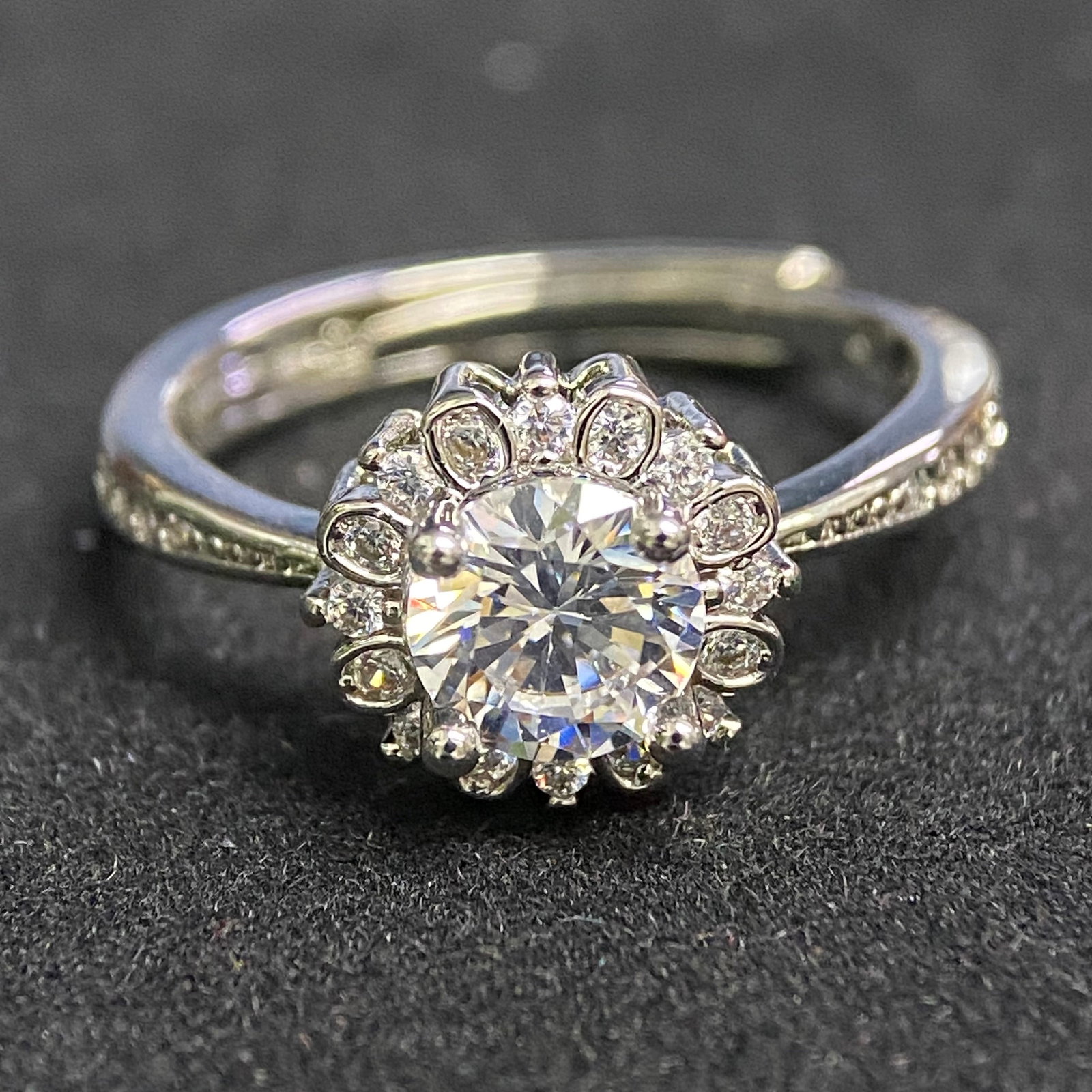 Moissanite Ring 1.0 ct, Color D, Round Brilliant: A ring set with a diamond of approximately 1.0 carat, color grade D (exceptional colorless), round brilliant cut measuring 6.5 mm. Identification code GRA 82471374. A classic piece suitable for fine j