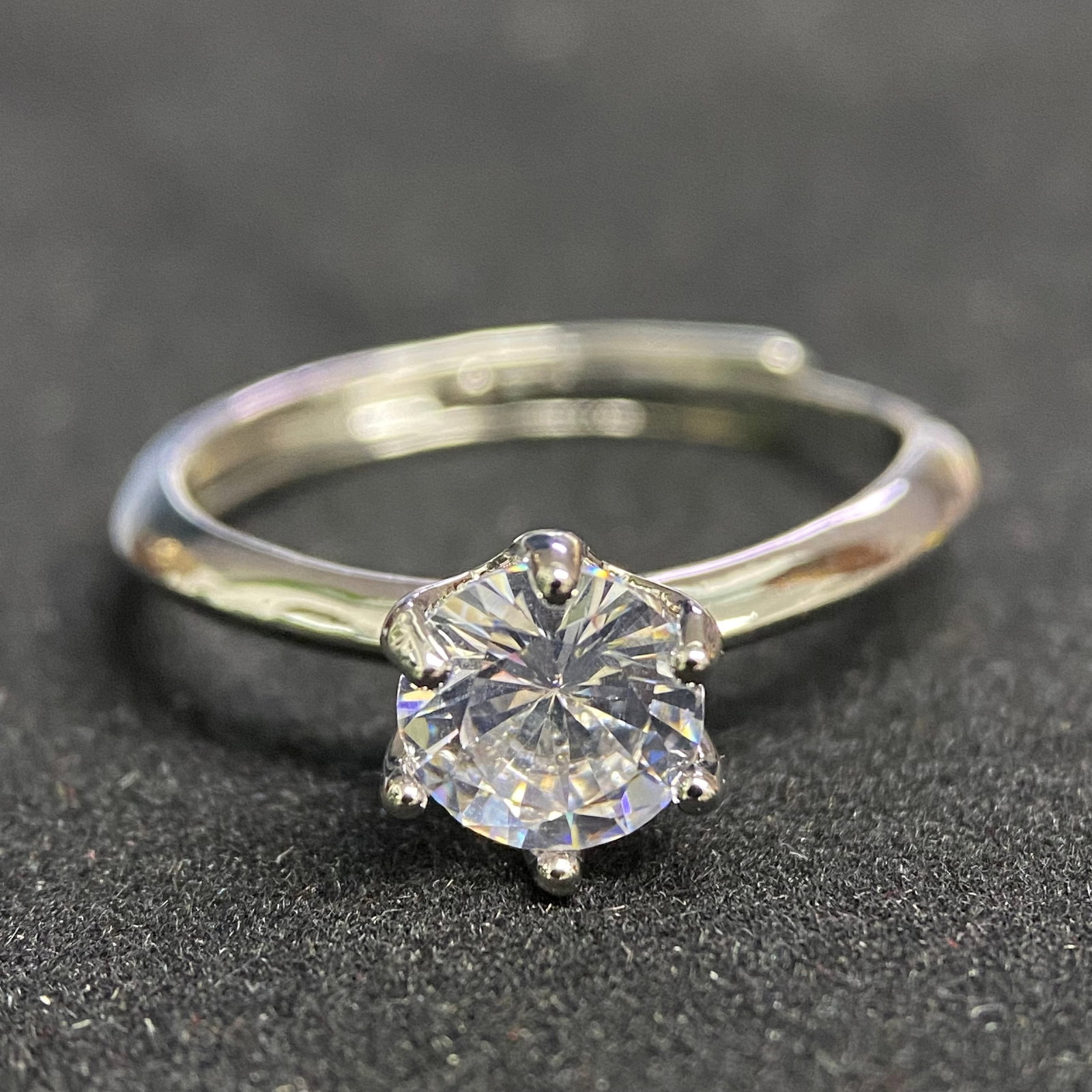Moissanite Ring 1.0 ct, Color D, Round Brilliant (RS 6.5mm): A ring set with a diamond of approximately 1.0 carat, color grade D (exceptional colorless), round brilliant cut measuring 6.5 mm. Identification code GRA 82471379. A refined piece suitable for fine j