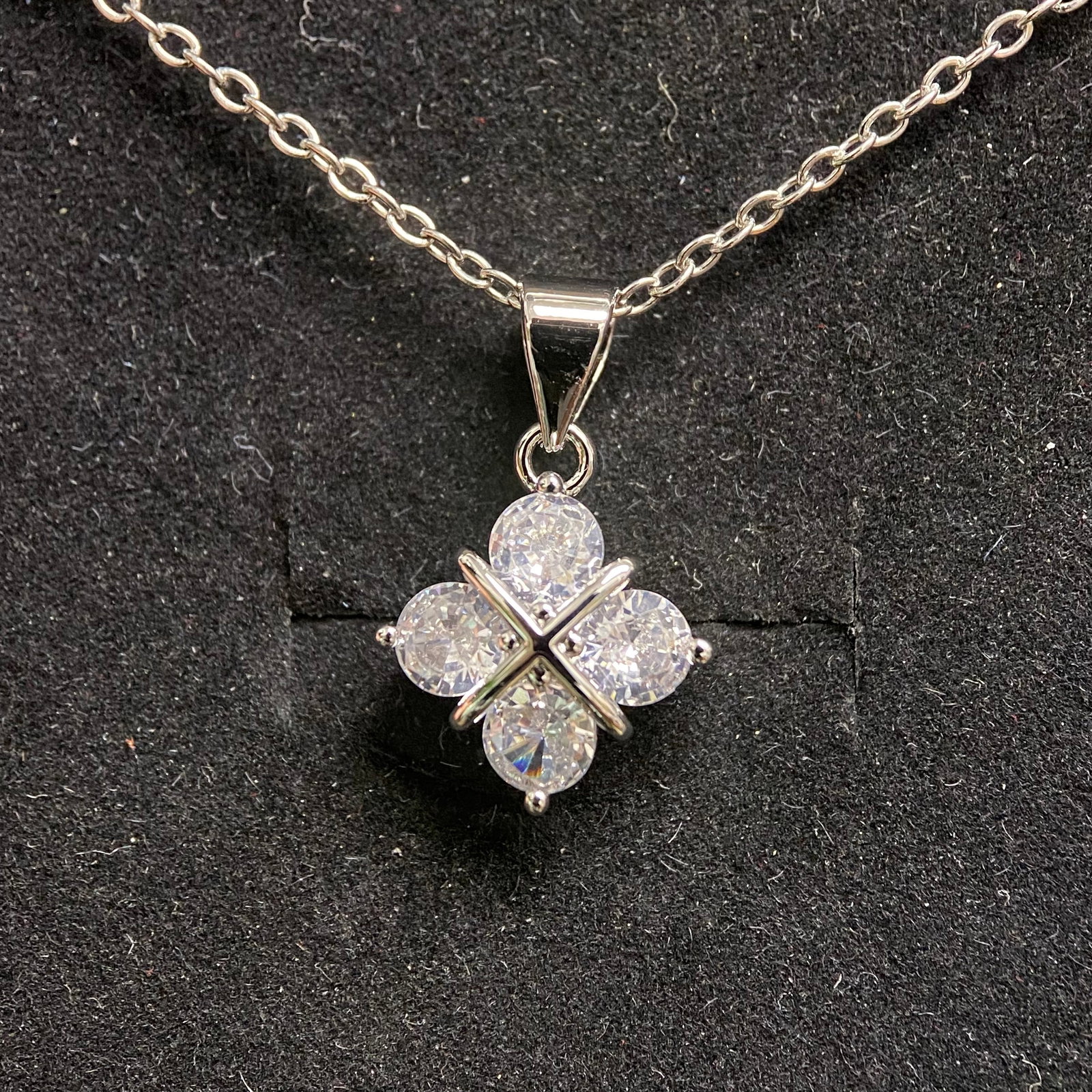 Moissanite Four-Stone Clover Pendant Necklace – 4 x 0.5ct D Color, 5.0mm – GRA Certified (1 of 4)