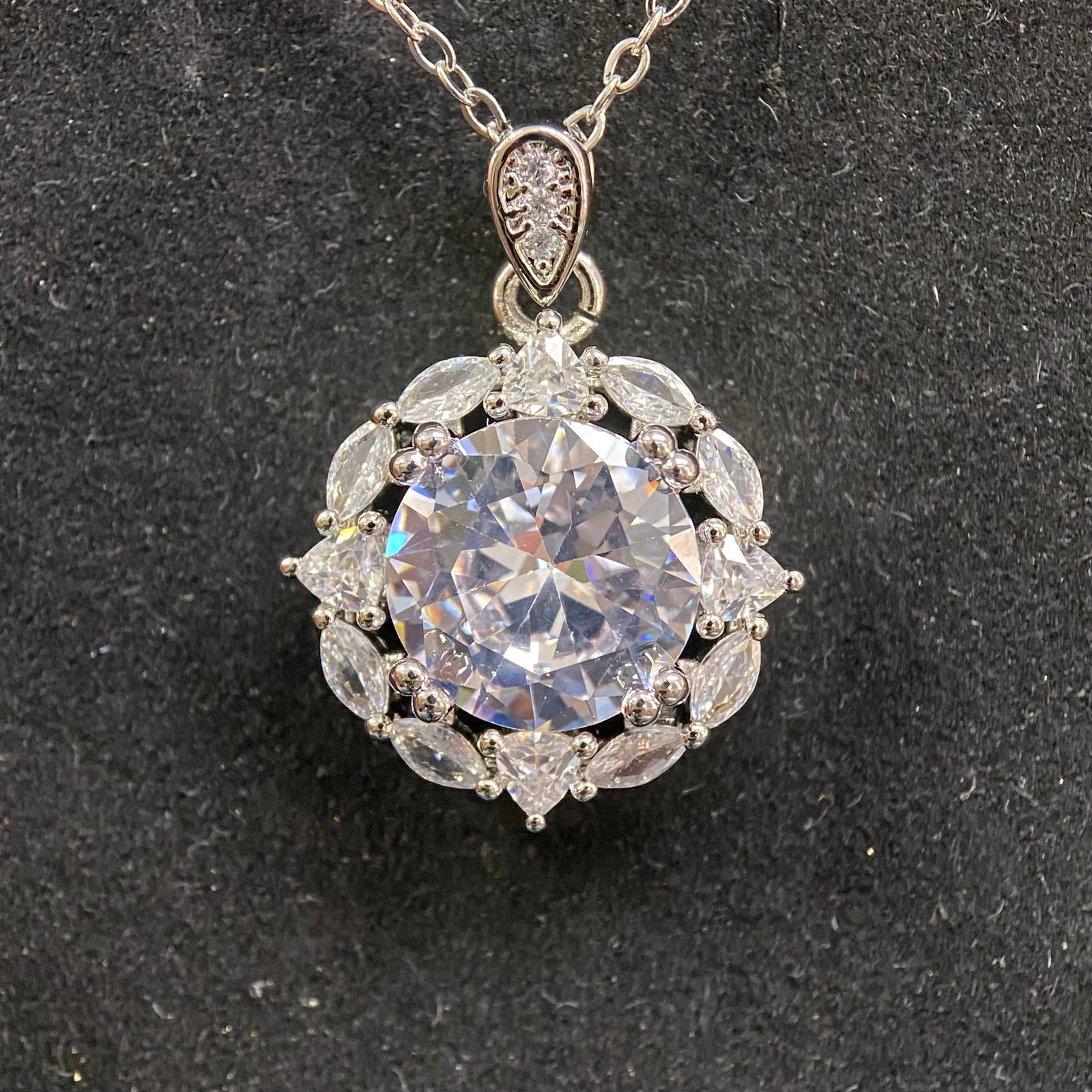 Moissanite Necklace – 1.0ct D Color, 6.5mm Round Brilliant – GRA Certified. Classic 6-Prong: This timeless necklace features a 1.0-carat round brilliant moissanite center stone held in a traditional six-prong setting. The high-set mount is designed to maximize light exposure, highlighting the