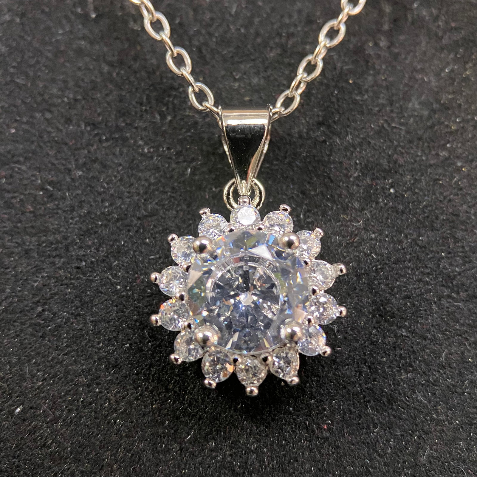 Moissanite Necklace – 1.0ct D Color, 6.5mm Round Brilliant – GRA Certified. Classic 4-Prong: This elegant necklace features a 1.0-carat round brilliant moissanite center stone in a classic four-prong solitaire setting. The minimalist design is engineered to showcase the stone's natural brilli