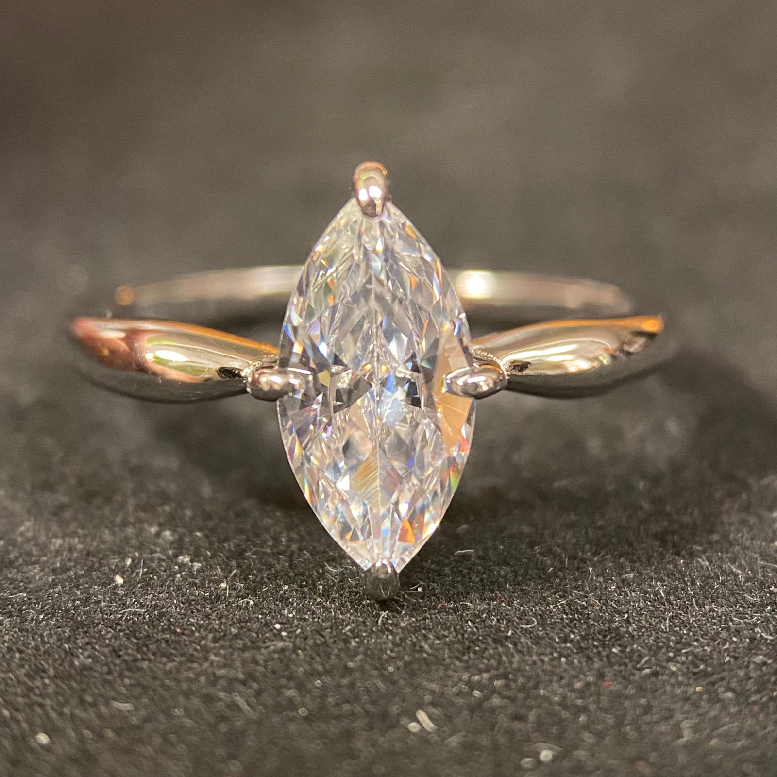 Moissanite Stud Earrings – 1.0ct D Color, 6.5mm Round Brilliant – GRA Certified. 4-Prong Basket: This classic pair of stud earrings features two 1.0-carat round brilliant moissanite center stones. Each stone is securely held in a polished four-prong basket setting, designed to sit comfortably aga