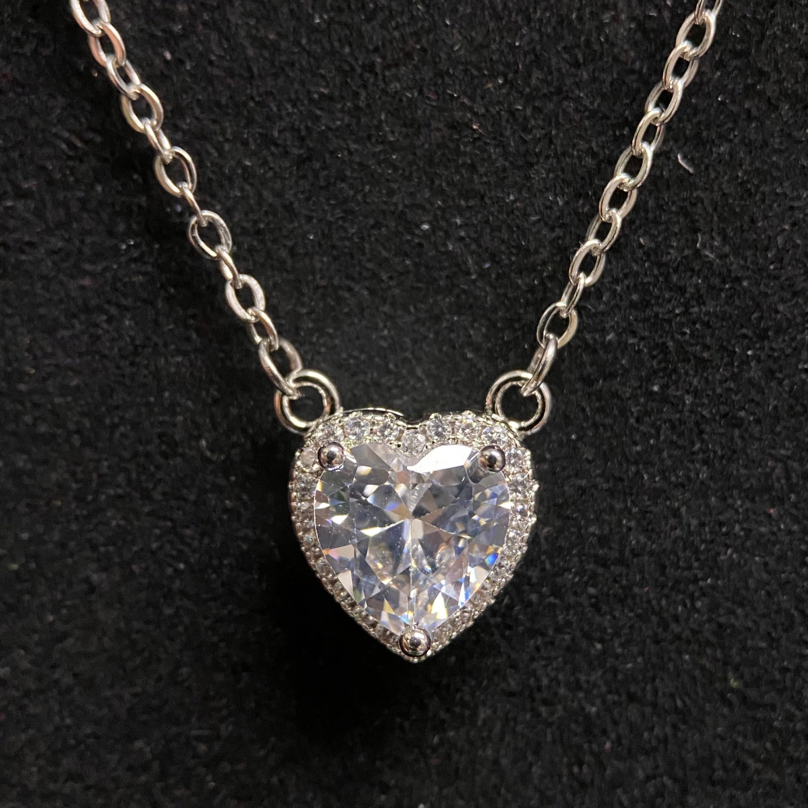 Moissanite Solitaire Necklace – 0.5ct D, 5.0mm Round Cut – GRA Certified – Four-Prong Basket: This elegant solitaire pendant features a 0.5ct brilliant round-cut Moissanite stone, securely held in a classic four-prong basket setting. The streamlined design allows the stone to sit close to the