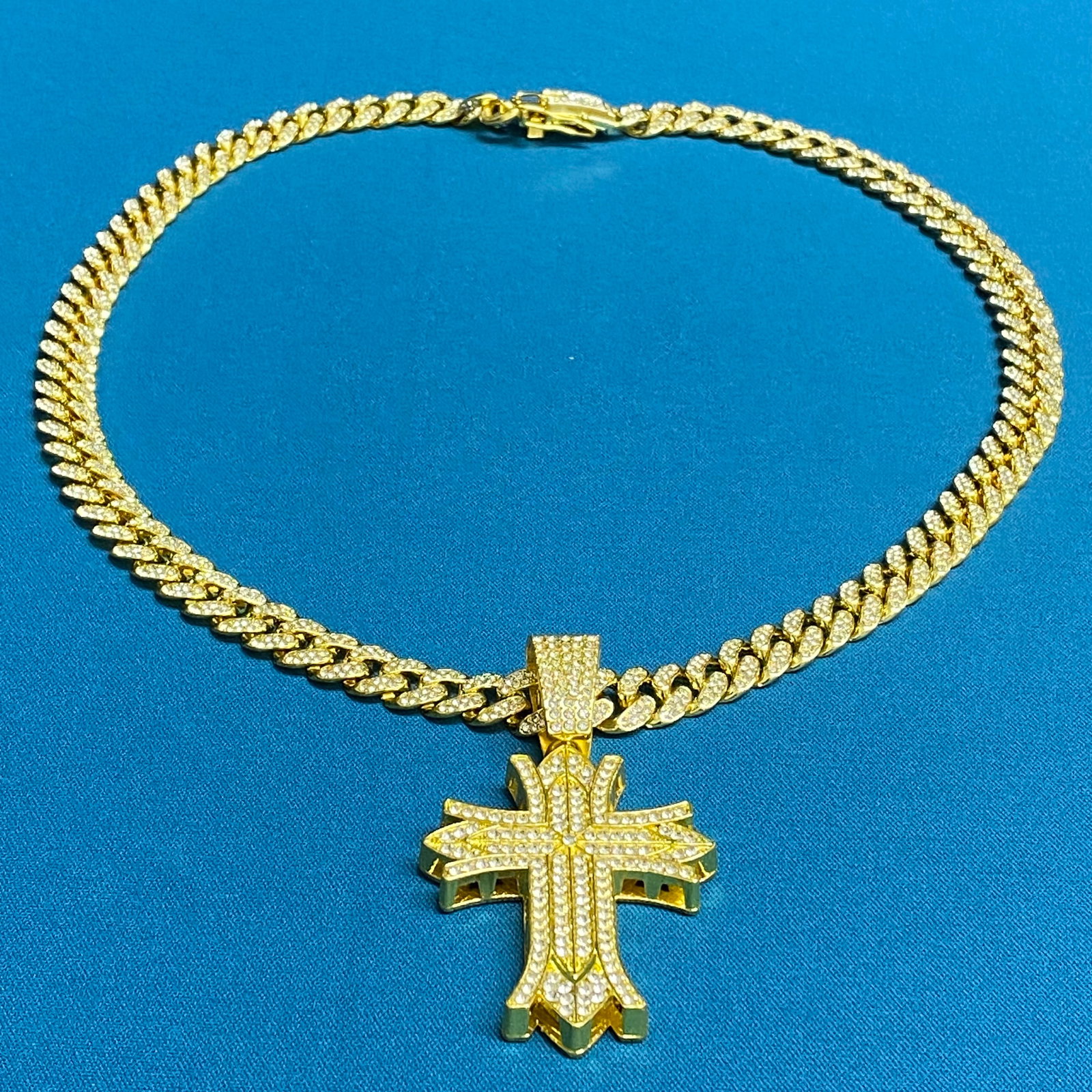 Green Cat's Eye Cabochon Ring – Gold Tone, Floral Enamel Accents: This striking statement ring features a large, oval green cat’s eye cabochon with a distinct chatoyant band that shifts with the light. The stone is bezel-set within a textured gold-toned mounting t