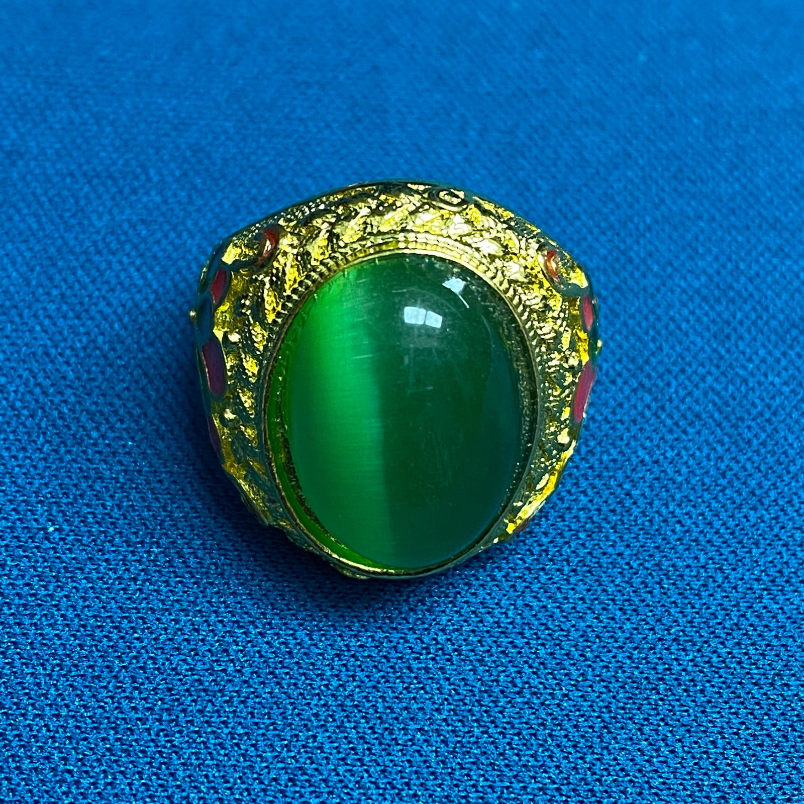 Aquamarine-Tone Cabochon Pendant – Silver Tone, Petal Halo Design: This elegant necklace features a large, oval aquamarine-toned cabochon with a polished surface and deep blue clarity. The central stone is surrounded by a decorative silver-toned halo composed of roun