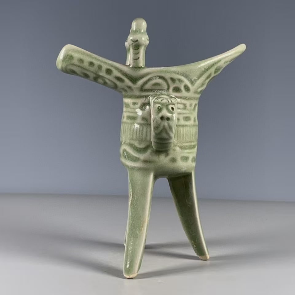 Chinese Porcelain Three-legged Wine Zun/tripod (1 of 6)