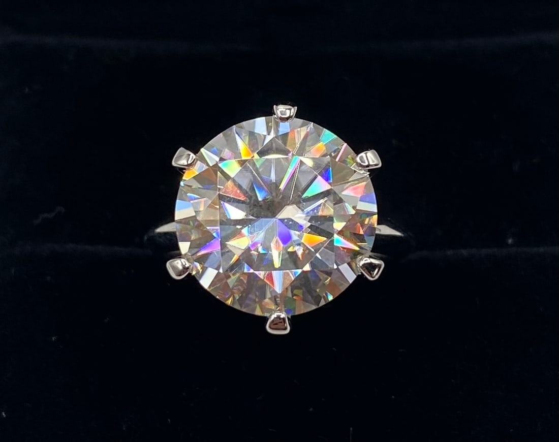 10 Ct D VVS1 Round Moissanite High-Crown Solitaire Ring | 18K White Gold Plated 925 Silver: Description:Featuring a brilliant round-cut moissanite set in a dramatic high-crown 6-prong basket, this classic solitaire ring delivers maximum light performance and exceptional presence. Fine 18K wh