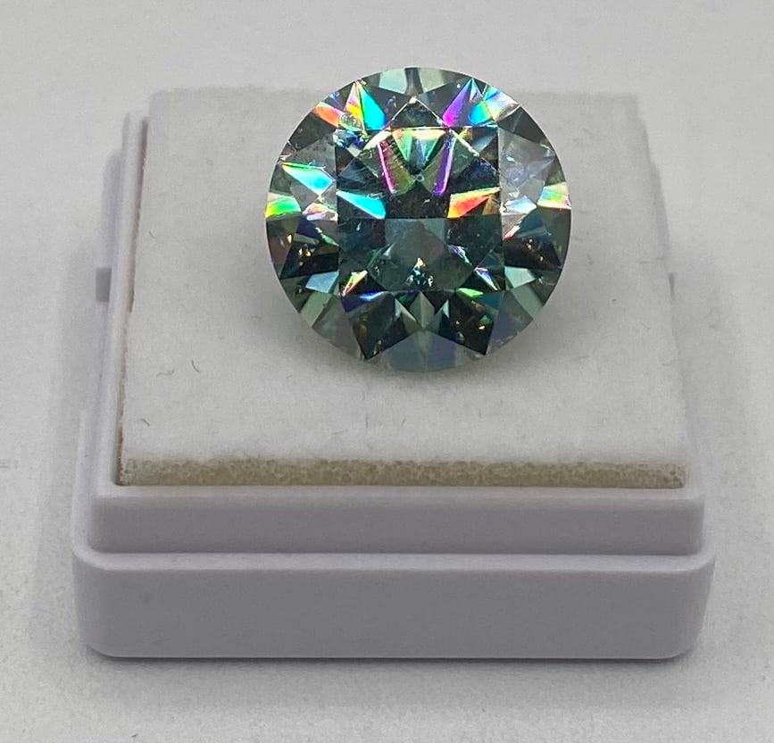 10.00 CT Color Light Blue VVS1 Round Brilliant Gemstone: Main Stone: Moissanite Shape / Cut: Round Brilliant Cut Carat Weight: 10.00 CT Color Grade: Light Blue Clarity Grade: VVS1 Condition: Excellent / New in display box Overview: A traditional 10.00 CT ro