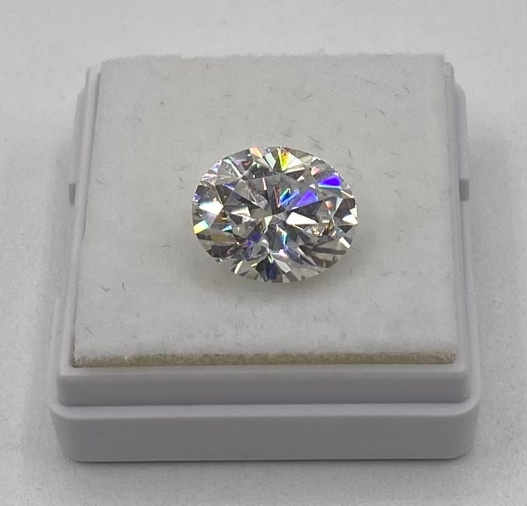 5.00 CT D Color VVS1 Oval Cut Loose Moissanite: Main Stone: Moissanite Shape / Cut: Oval Cut Carat Weight: 5.00 CT Color Grade: D Clarity Grade: VVS1 Condition: Excellent / New in display box Overview: An elegant 5.00 CT oval-cut loose moissanite f
