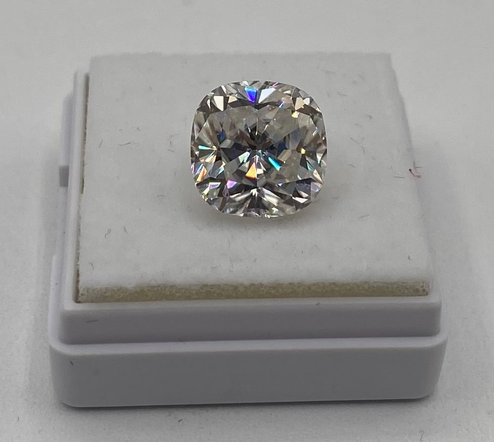 5.00 CT D Color VVS1 Cushion Cut Loose Gemstone: Main Stone: Moissanite Shape / Cut: Cushion Cut Carat Weight: 5.00 CT Color Grade: D (Colorless) Clarity Grade: VVS1 Condition: Excellent / New in display box Overview: A classic 5.00 CT cushion-cut m