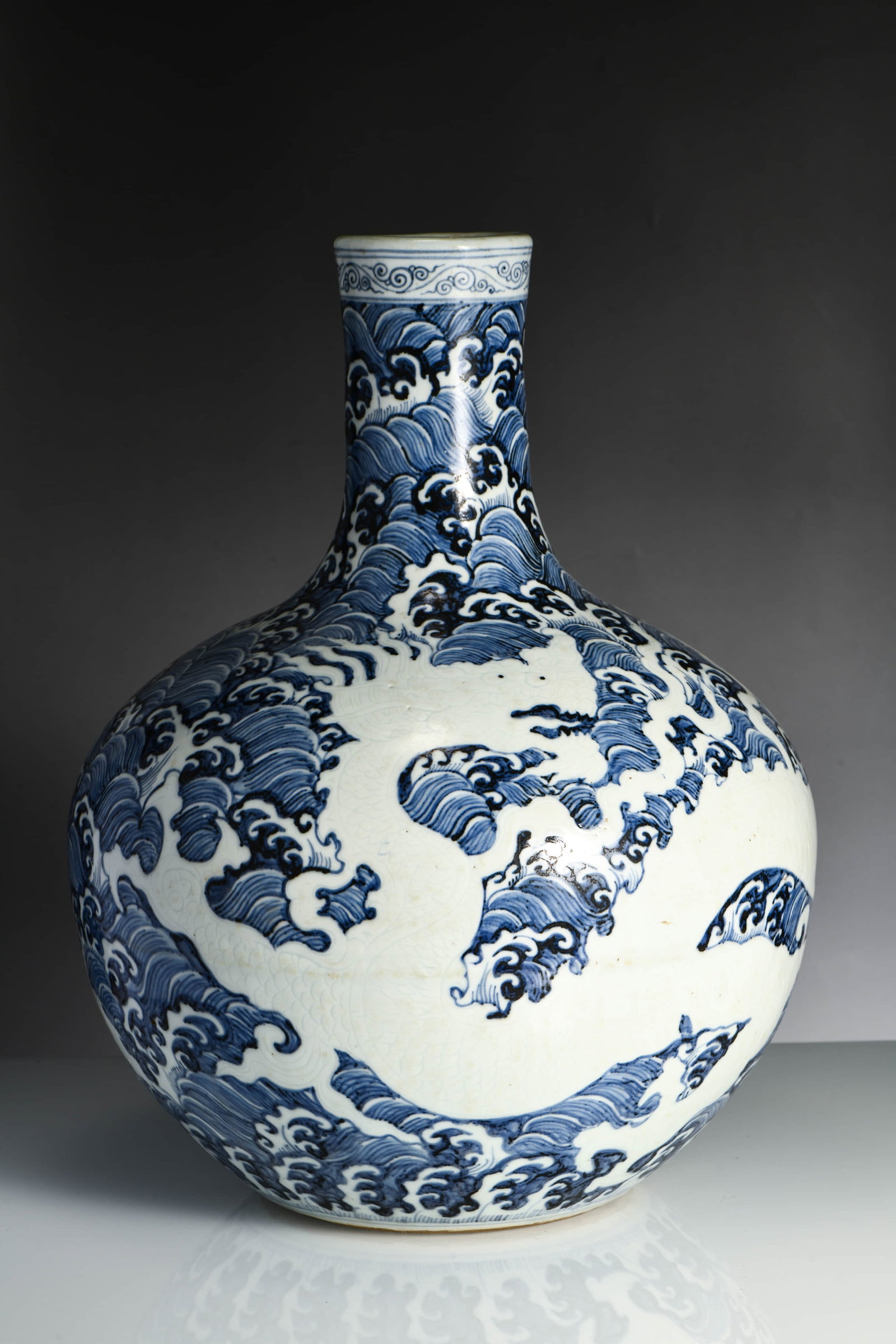 A BLUE AND WHITE 'DRAGON' GLOBULAR VASE: A BLUE AND WHITE 'DRAGON' GLOBULAR VASE Description: Width:31 cm, Height:44cm