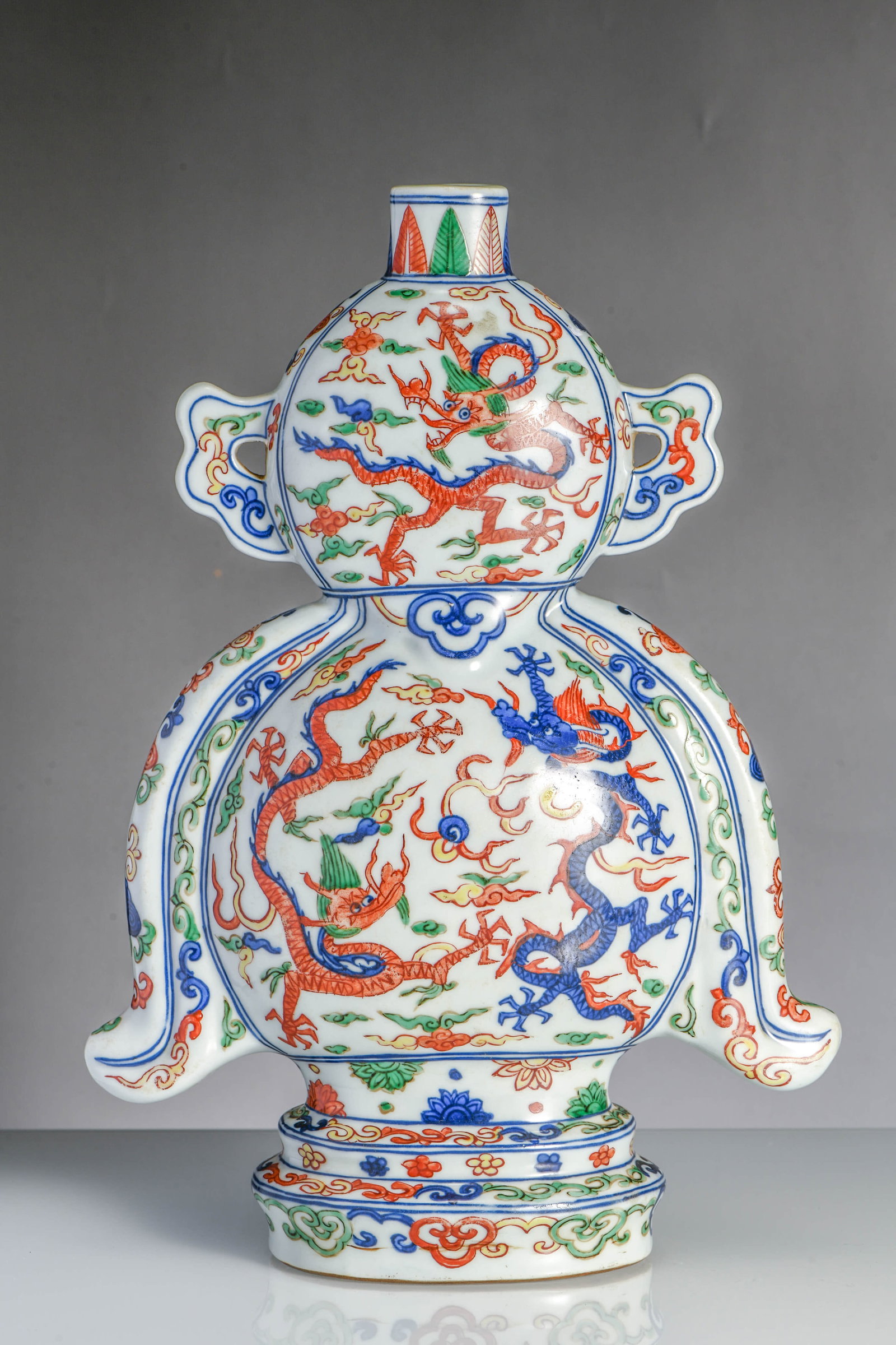 A WUCAI 'DRAGON' GOURD-SHAPED VASE (1 of 9)