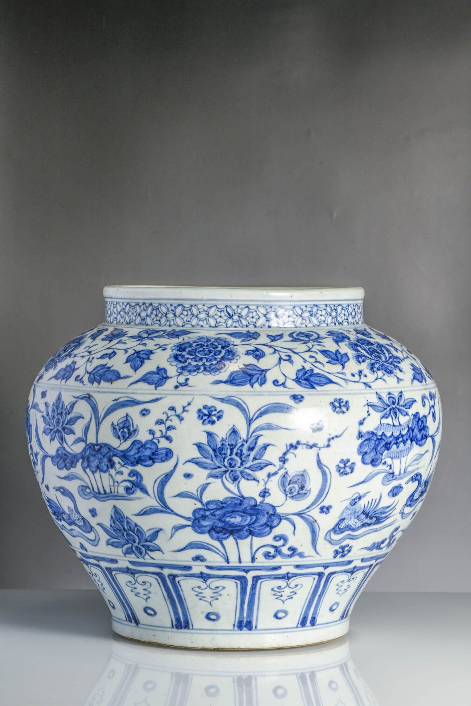 A BLUE AND WHITE 'MANDARIN DUCKS IN LOTUS POND' JAR: A BLUE AND WHITE 'MANDARIN DUCKS IN LOTUS POND' JAR Description: Width: 33.5 cm, Height: 27.5 cm