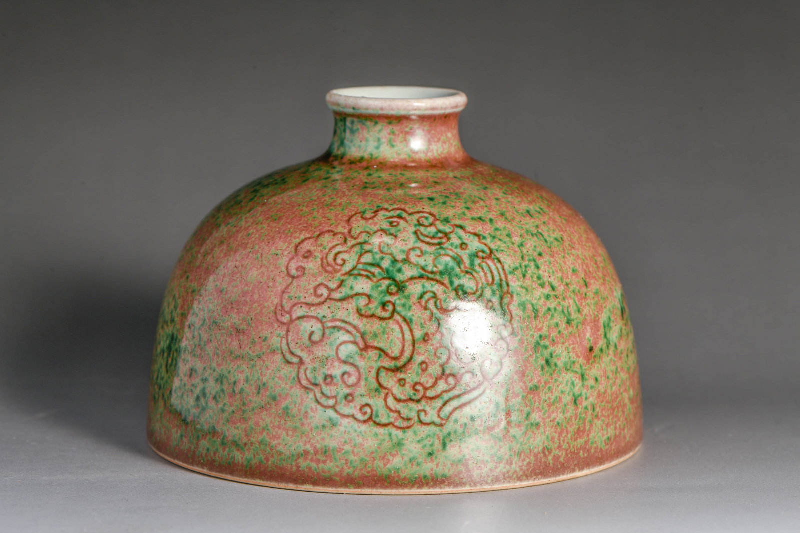 A RED-GLAZED INCISED 'INTERLOCKING DRAGON' JAR: A RED-GLAZED INCISED 'INTERLOCKING DRAGON' JAR Description: Width: 12.5 cm, Height: 9 cm