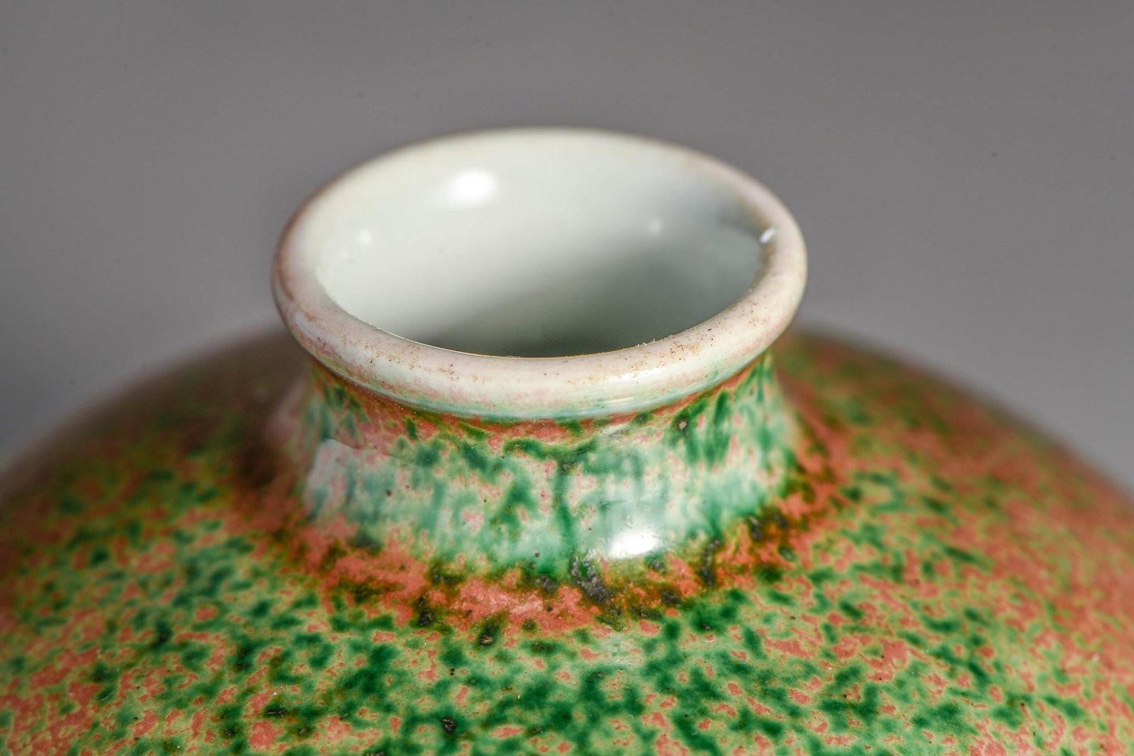 A RED-GLAZED INCISED 'INTERLOCKING DRAGON' JAR - 4