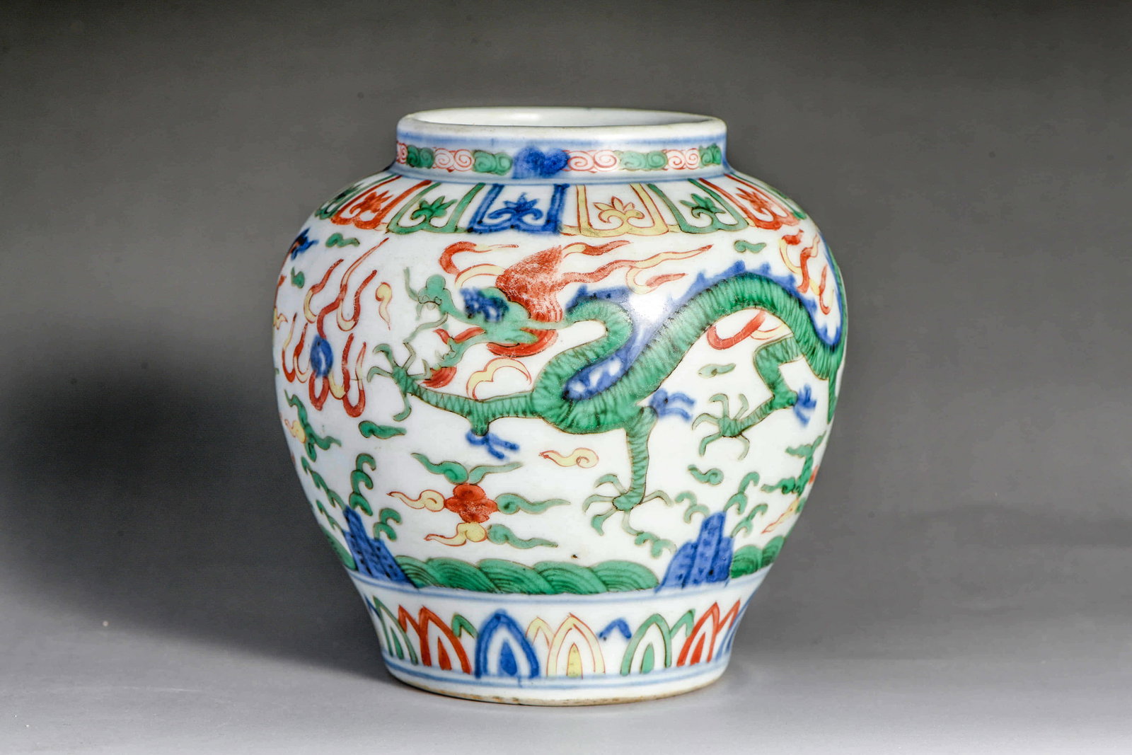 A WUCAI 'DRAGON' JAR: A WUCAI 'DRAGON' JAR Description: Width: 13 cm, Height: 13 cm
