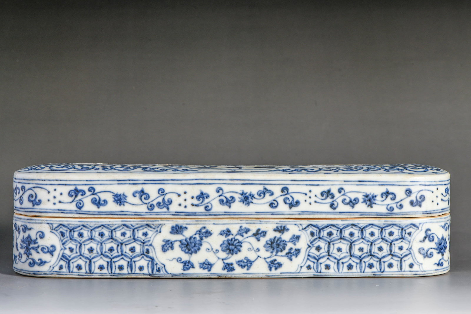 A BLUE AND WHITE 'INTERLOCKING FLOWERS' BOX - 3