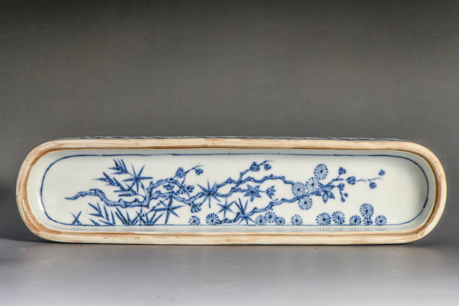 A BLUE AND WHITE 'INTERLOCKING FLOWERS' BOX - 5