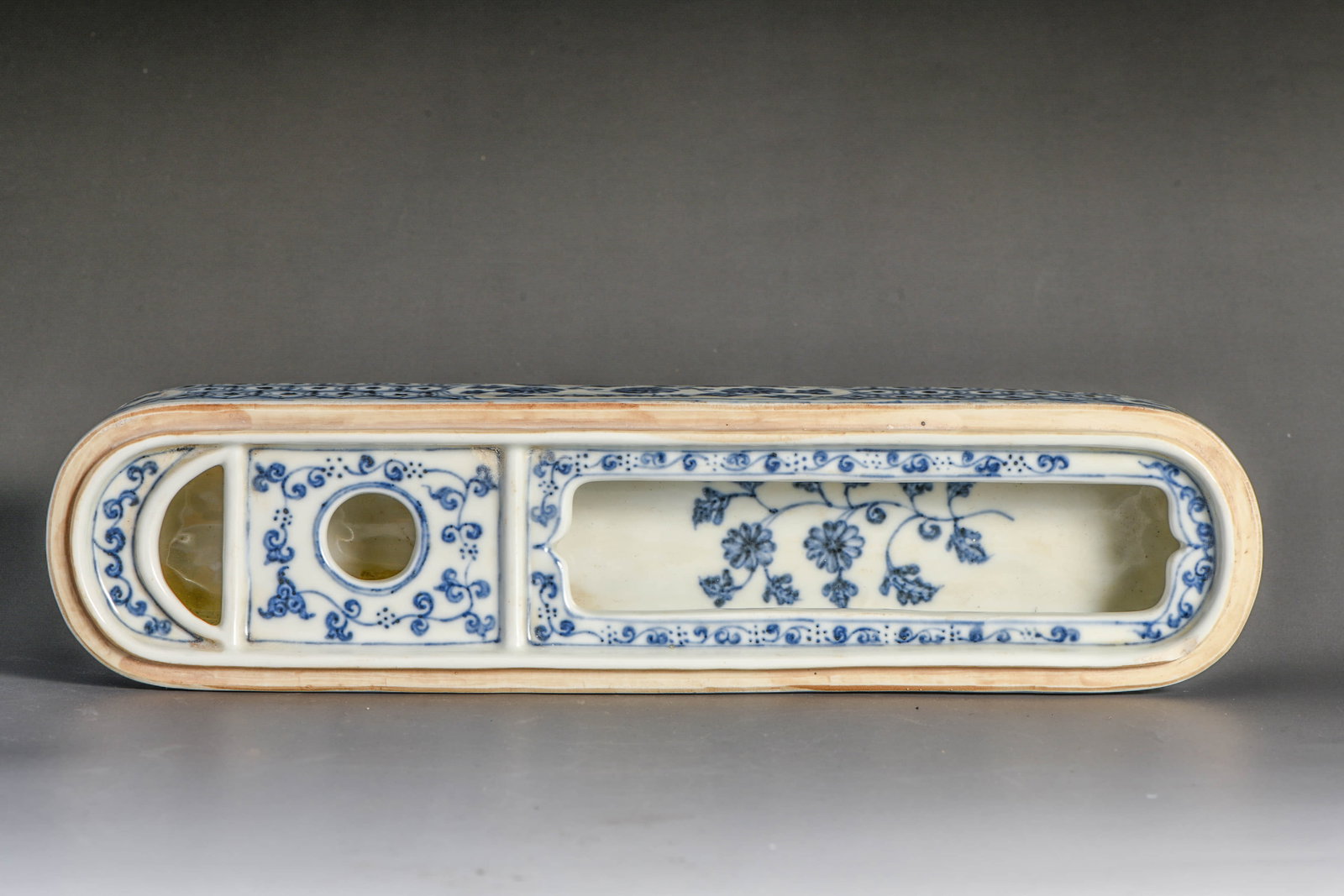 A BLUE AND WHITE 'INTERLOCKING FLOWERS' BOX - 7