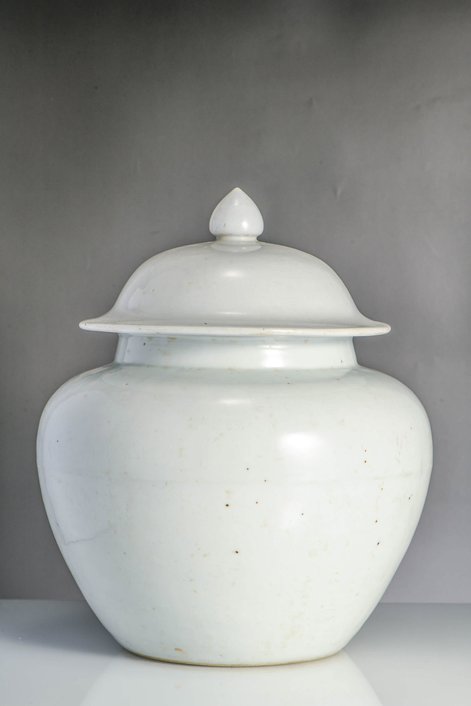 A WHITE-GLAZED INCISED 'FLORAL' JAR (1 of 5)