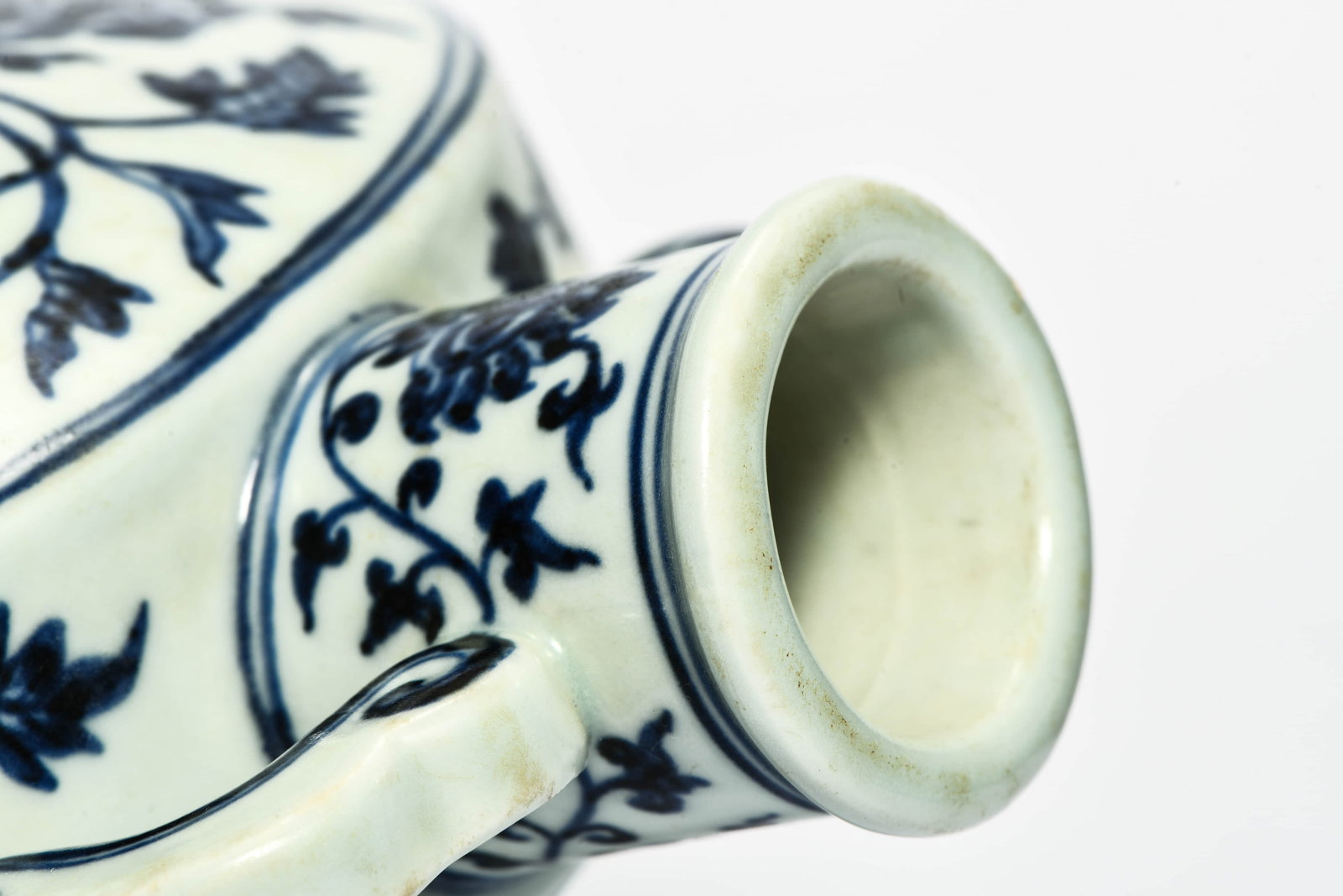 A BLUE AND WHITE 'INTERLOCKING FLOWERS' MOONFLASK - 4