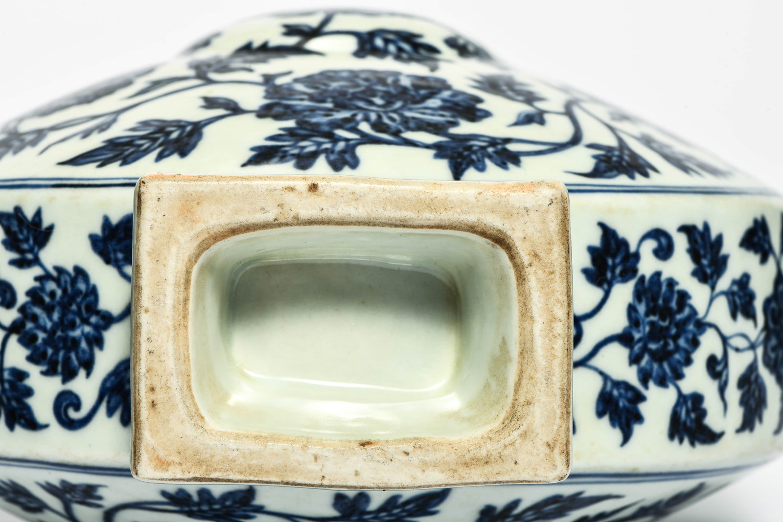 A BLUE AND WHITE 'INTERLOCKING FLOWERS' MOONFLASK - 5