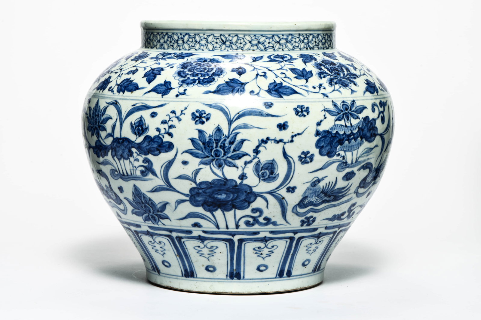 A BLUE AND WHITE 'INTERLOCKING FLOWERS' JAR: A BLUE AND WHITE 'INTERLOCKING FLOWERS' JAR Description: Length: 32cm Width: 32cm Height: 32cm