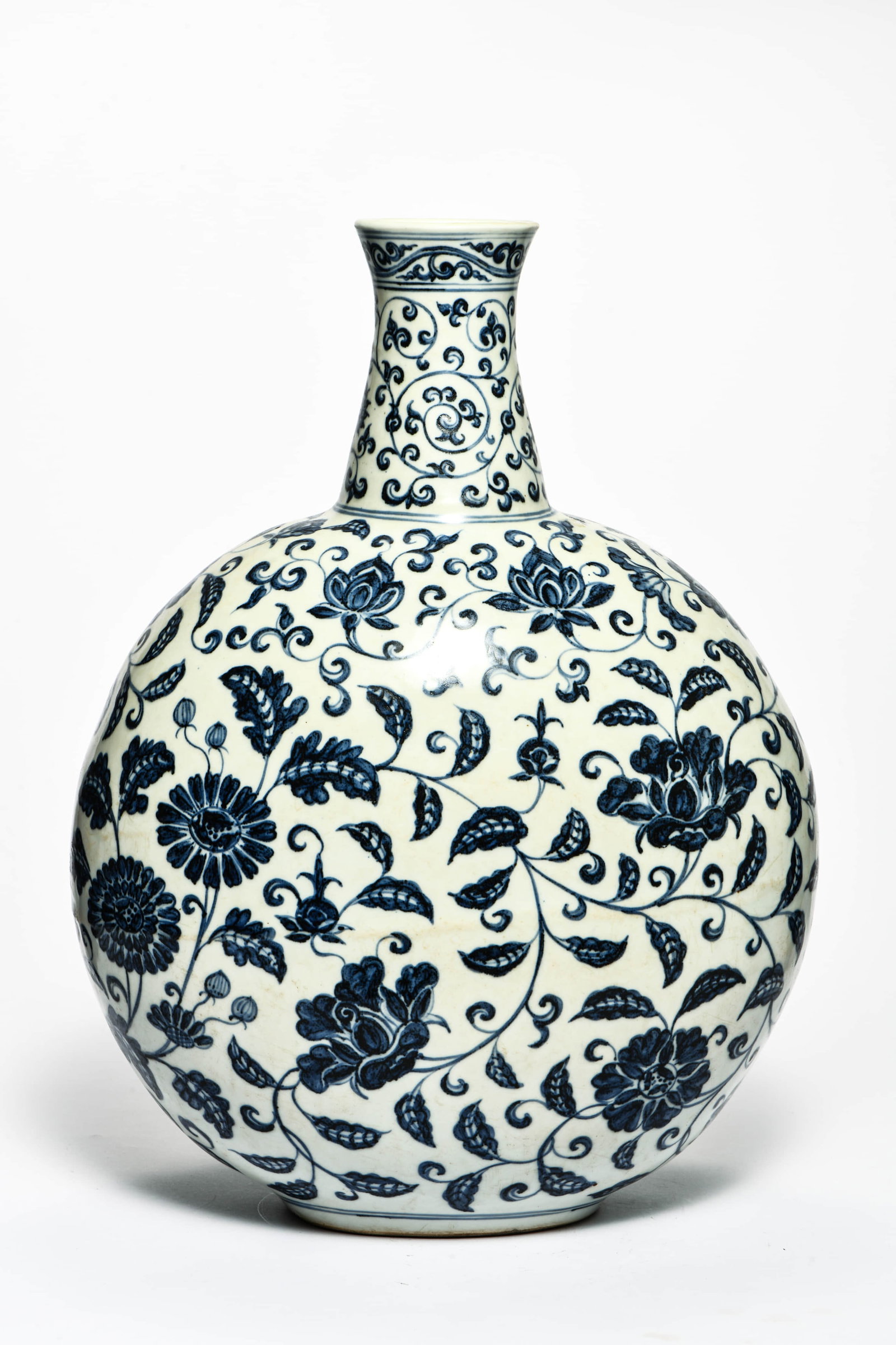 A BLUE AND WHITE 'INTERLOCKING FLOWERS' MOONFLASK: A BLUE AND WHITE 'INTERLOCKING FLOWERS' MOONFLASK Description: Length: 31 cm Height: 48 cm