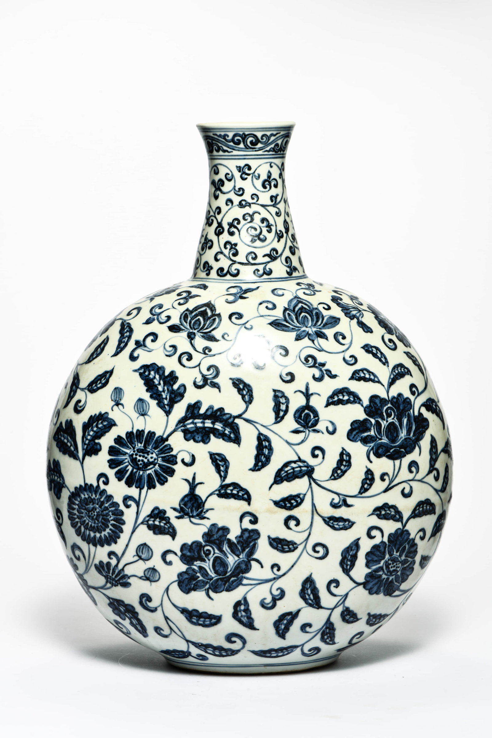 A BLUE AND WHITE 'INTERLOCKING FLOWERS' MOONFLASK - 2