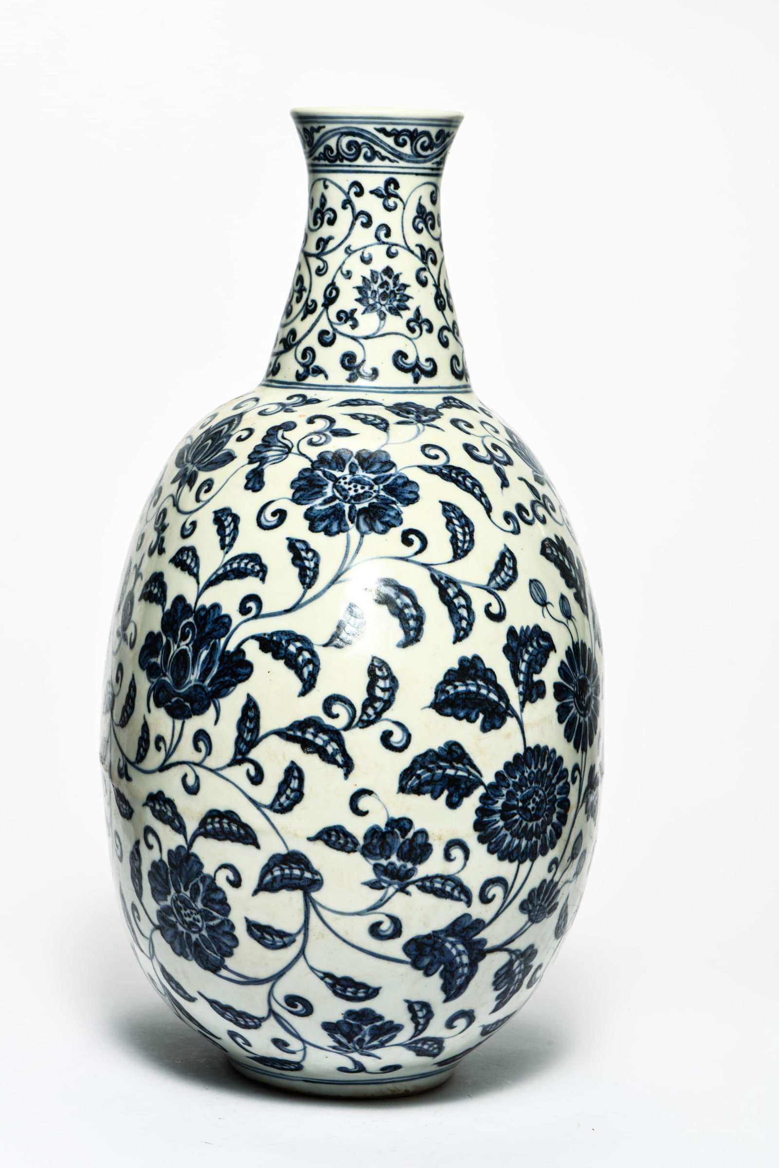 A BLUE AND WHITE 'INTERLOCKING FLOWERS' MOONFLASK - 3