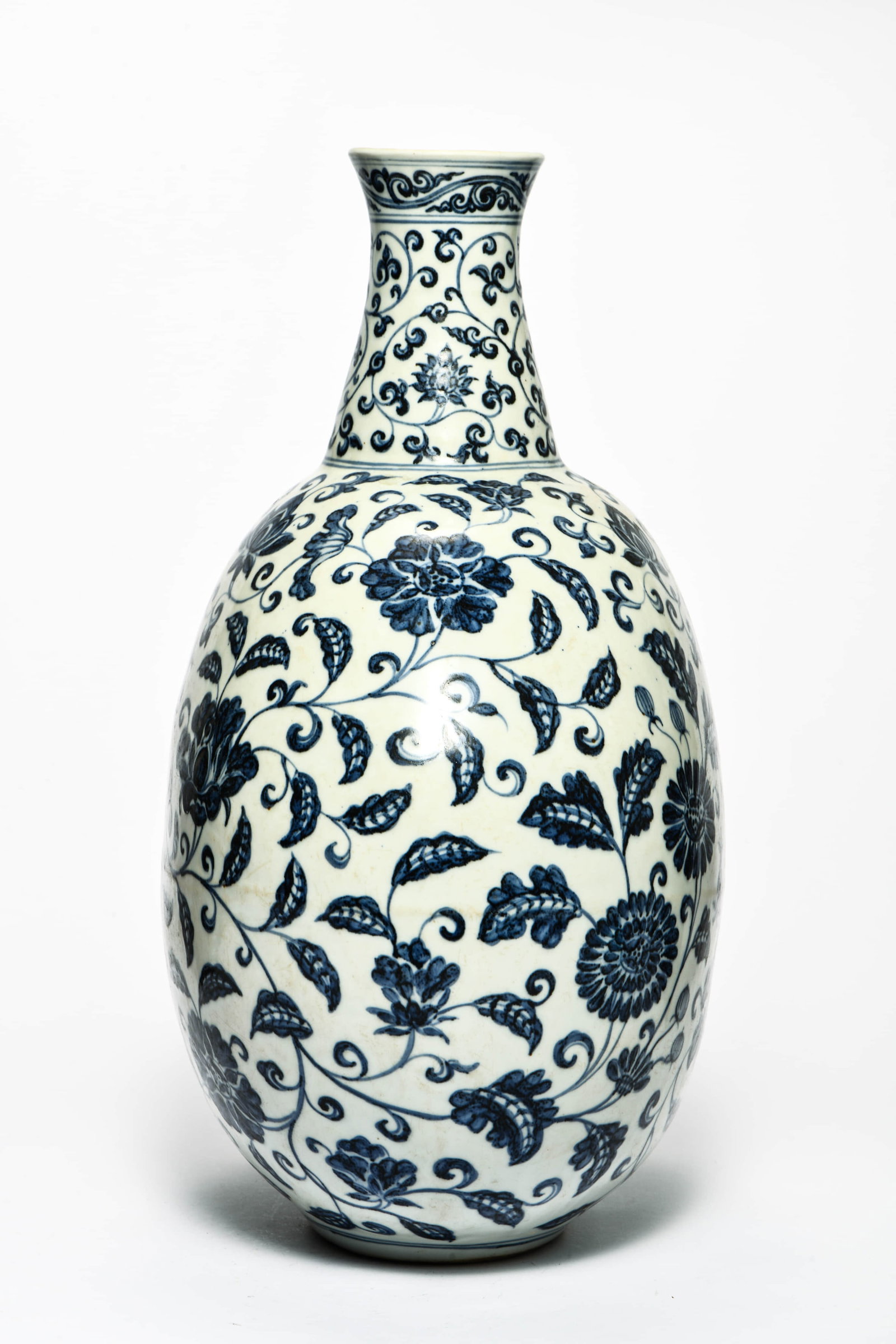 A BLUE AND WHITE 'INTERLOCKING FLOWERS' MOONFLASK - 4