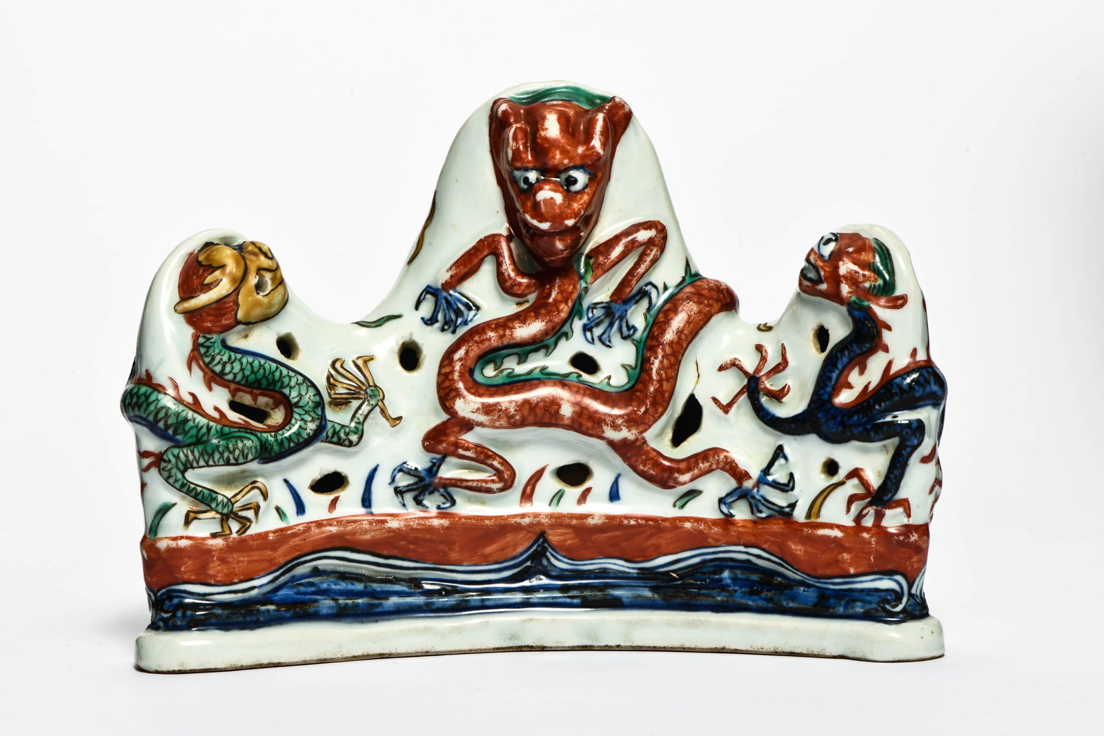 A BLUE AND WHITE 'INTERLOCKING FLOWERS' LARGE DISH (1 of 4)