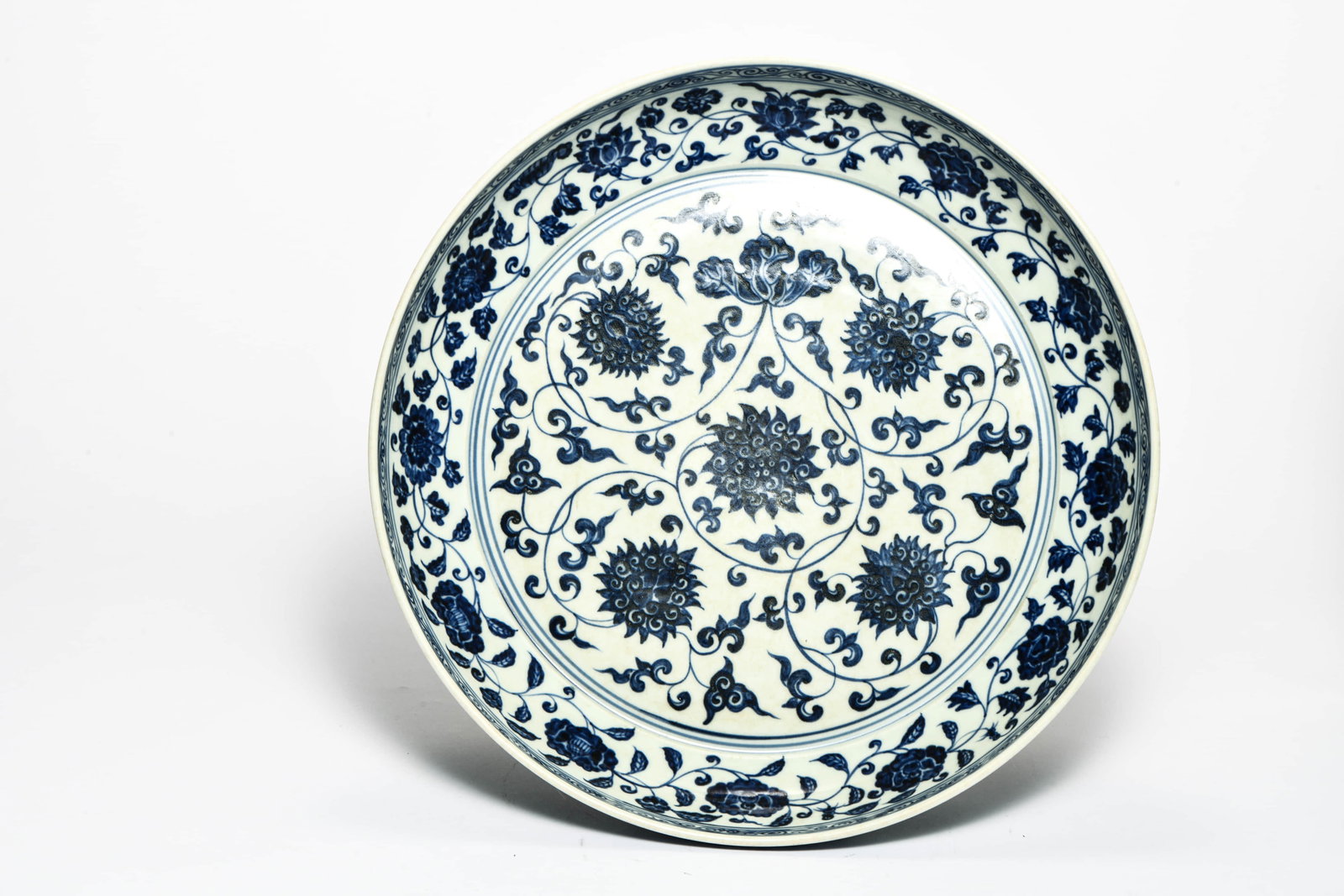 A BLUE AND WHITE 'INTERLOCKING FLOWERS' LARGE DISH: A BLUE AND WHITE 'INTERLOCKING FLOWERS' LARGE DISH Description: Diameter: 38cm Height: 6cm