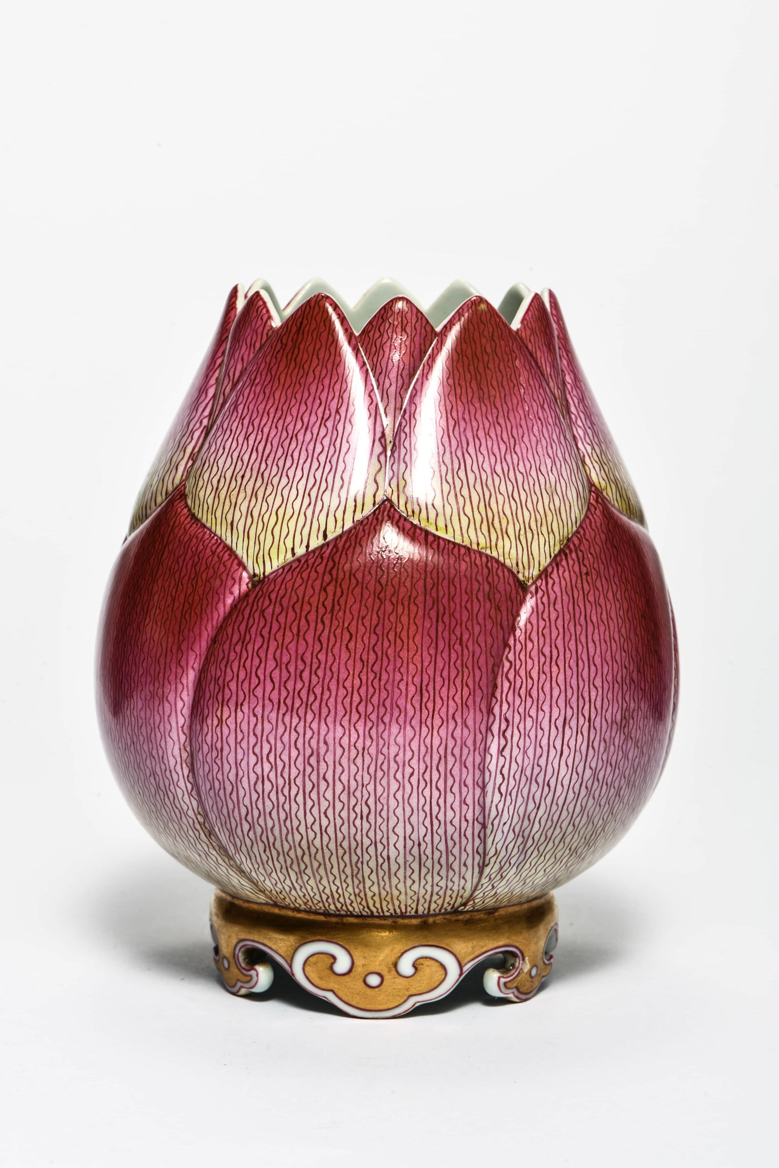 A RUBY-RED CARVED 'LOTUS' VASE: A RUBY-RED CARVED 'LOTUS' VASE Description: Length: 13cm Width: 13cm Height: 16cm