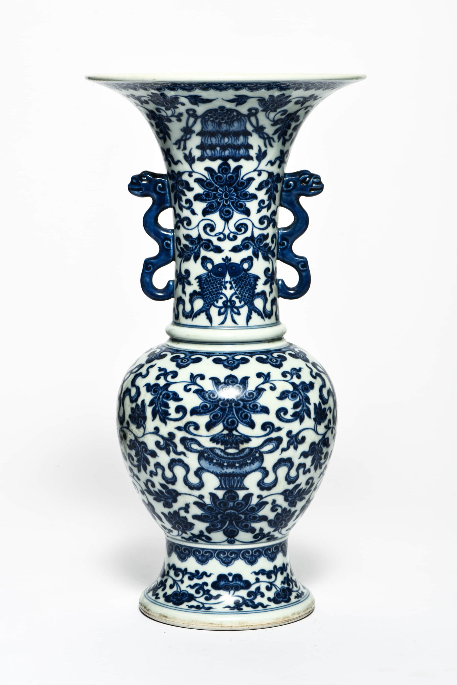 A BLUE AND WHITE 'INTERLOCKING LOTUS' TWO-HANDLED VASE (1 of 5)