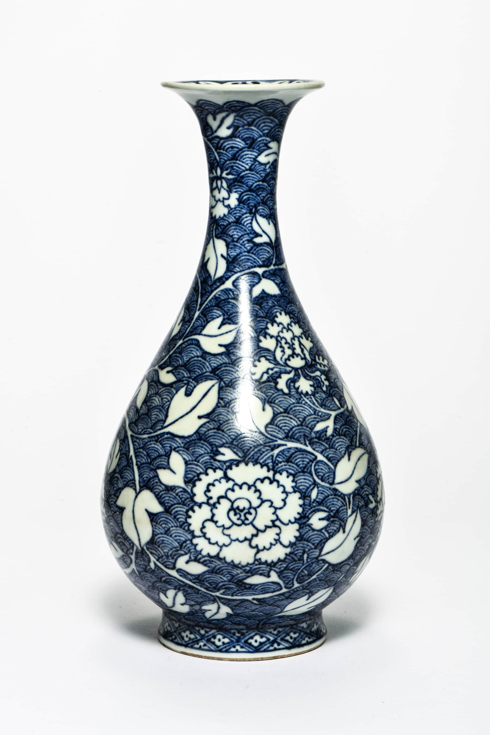 A BLUE AND WHITE 'RESERVED INTERLOCKING LOTUS' YUHUCHUNPING: A BLUE AND WHITE 'RESERVED INTERLOCKING LOTUS' YUHUCHUNPING Description: Length: 15cm Width: 15cm Height: 29cm