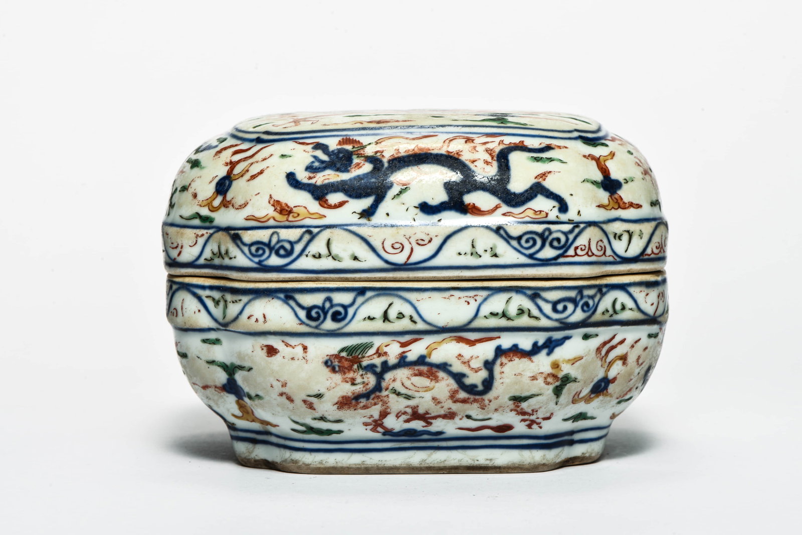 A WUCAI 'CLOUD AND DRAGON' BOX WITH COVERED: A WUCAI 'CLOUD AND DRAGON' BOX WITH COVERED Description: Length: 6cm Width: 6cm Height: 11cm