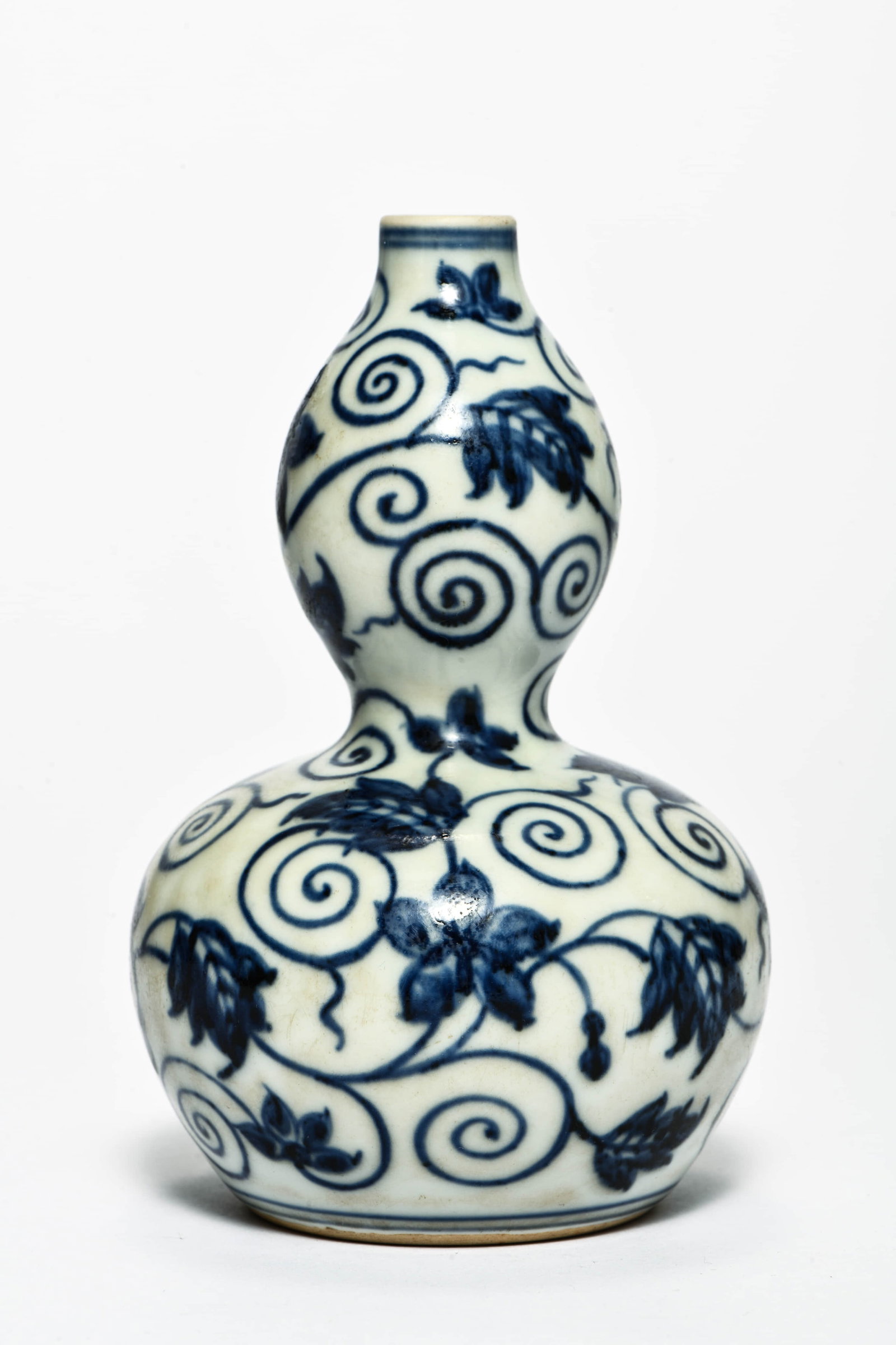 A BLUE AND WHITE 'INTERLOCKING FLOWERS' GOURD-SHAPED VASE: A BLUE AND WHITE 'INTERLOCKING FLOWERS' GOURD-SHAPED VASE Description: Length: 8cm Width: 8cm Height: 14cm