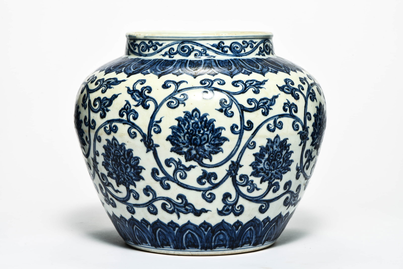 A BLUE AND WHITE 'INTERLOCKING PEONY' LARGE JAR: A BLUE AND WHITE 'INTERLOCKING PEONY' LARGE JAR Description: Length: 30cm Width: 30cm Height: 30cm
